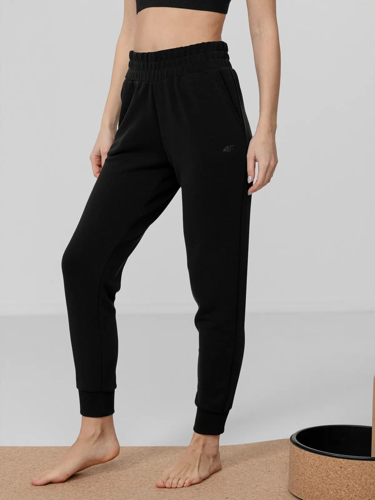 4F H4L22-SPDD015 DEEP BLACK Dámské tepláky US L H4L22-SPDD015 DEEP BLACK