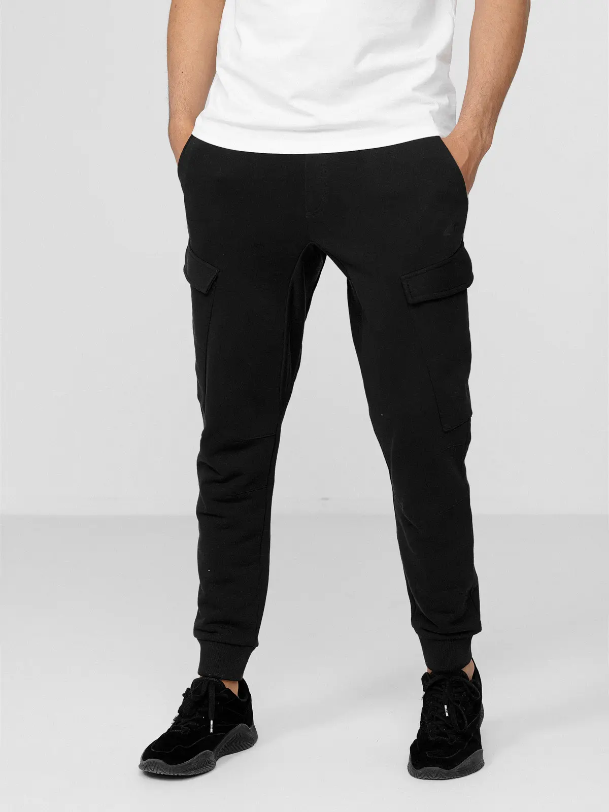 4F H4L22-SPMD011 DEEP BLACK Pánské tepláky US S H4L22-SPMD011 DEEP BLACK
