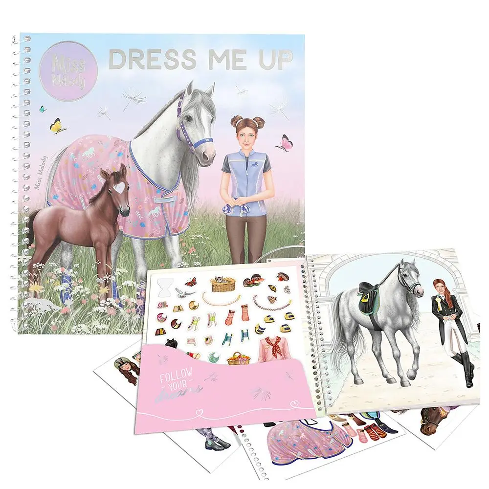 Kreativní omalovánky se samolepkami Miss Melody 11 aršíků samolepek 24 stránek parádní kreativní samolepková knížka Dress Me Up od Miss Melody se kterou lze oblékat jezdkyně i jejich koně.