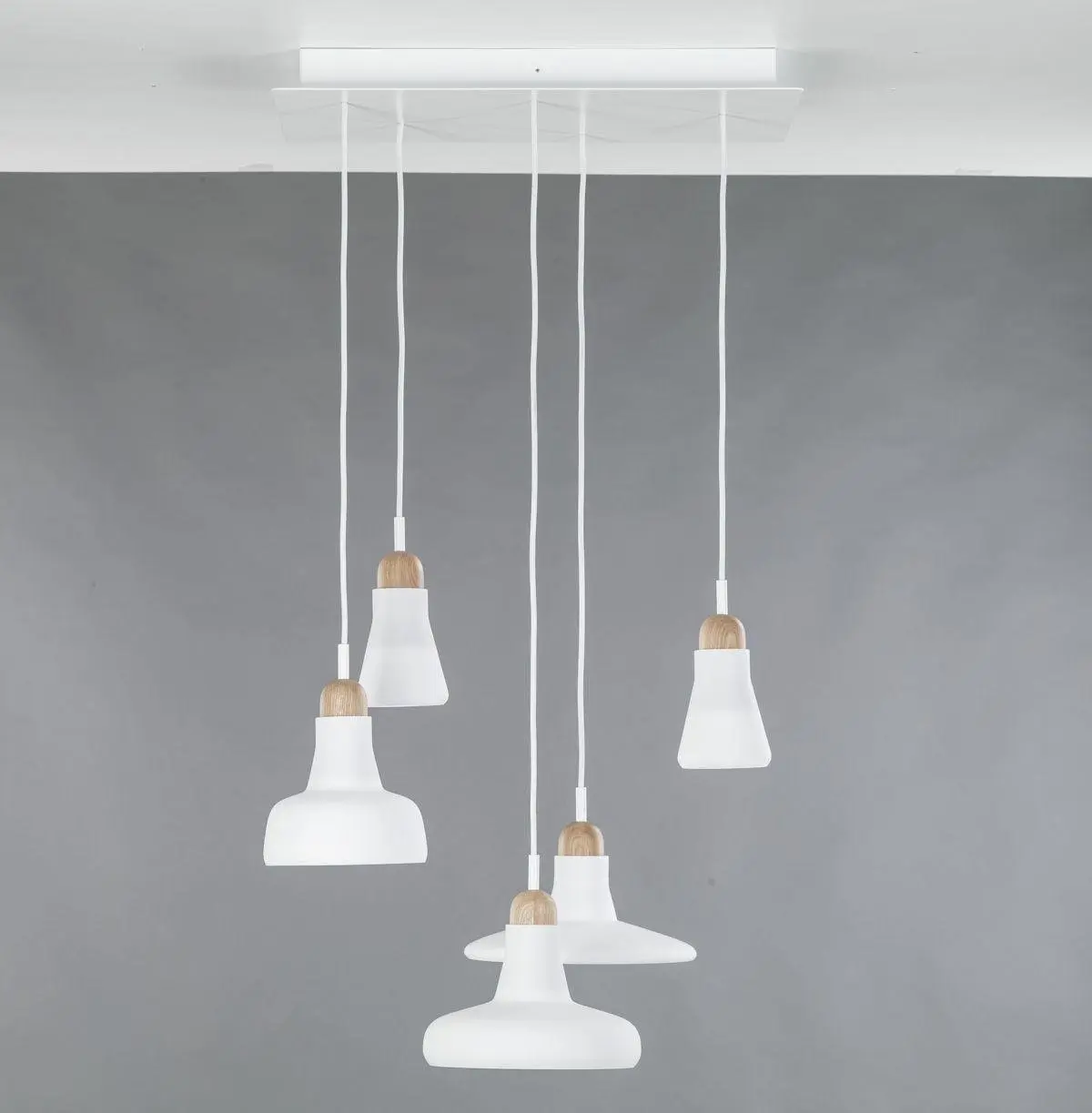 BRO PC00931_034 Shadows set rectangular small, závěsné svítidlo, ručně foukané sklo, matná bílá / surový dub / bílý kabel, 5x5W LED, 60x36cm - BROKIS A