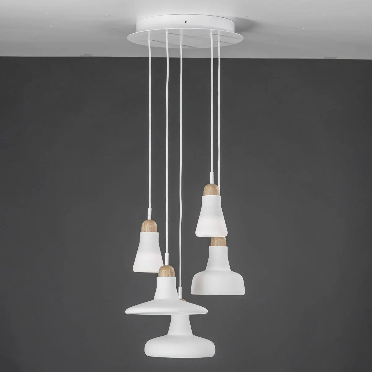 BRO PC00929_039 Shadows set ring canopy, závěsné svítidlo, ručně foukané sklo, bílá / voskovaný dub / bílý kabel, 5x5W LED 2700K dim, prům. 40cm - BROKIS A