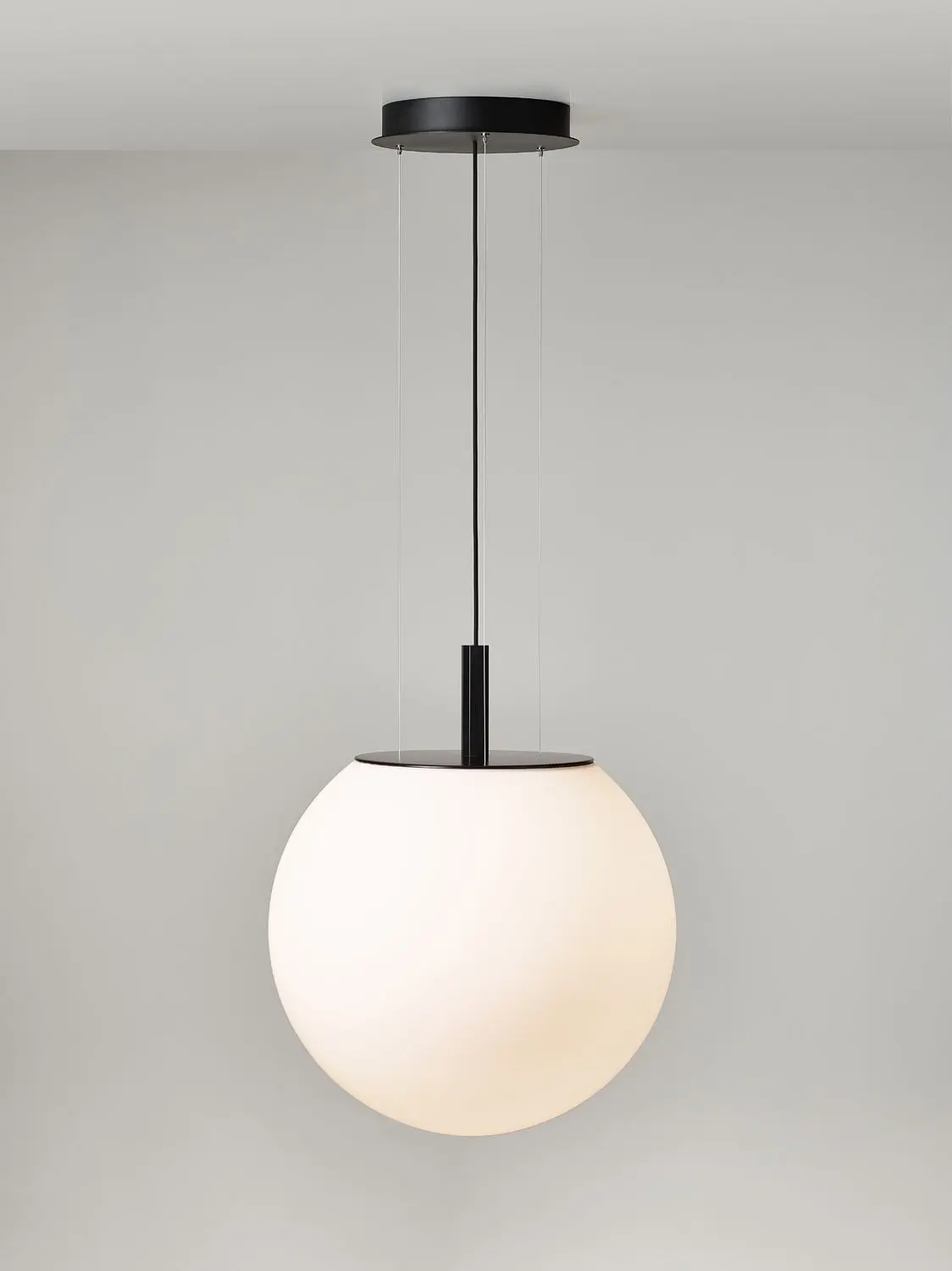 BRO PC01247_003 Závěsné svítidlo SFERA 200 triplex opál matovaný / černý matný komaxit / černý kabel - BROKIS A