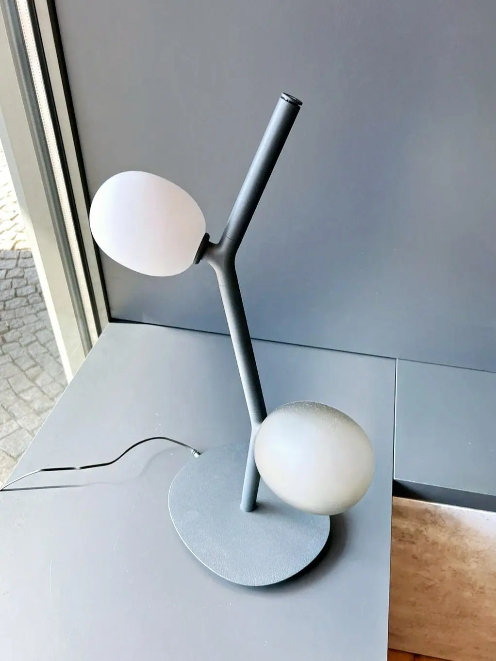 BRO PC01131_031 Stolní lampa IVY 2x 1,2W 91lm triplex opál / šedá kouřová / antracit černý kabel / stmívání - BROKIS A