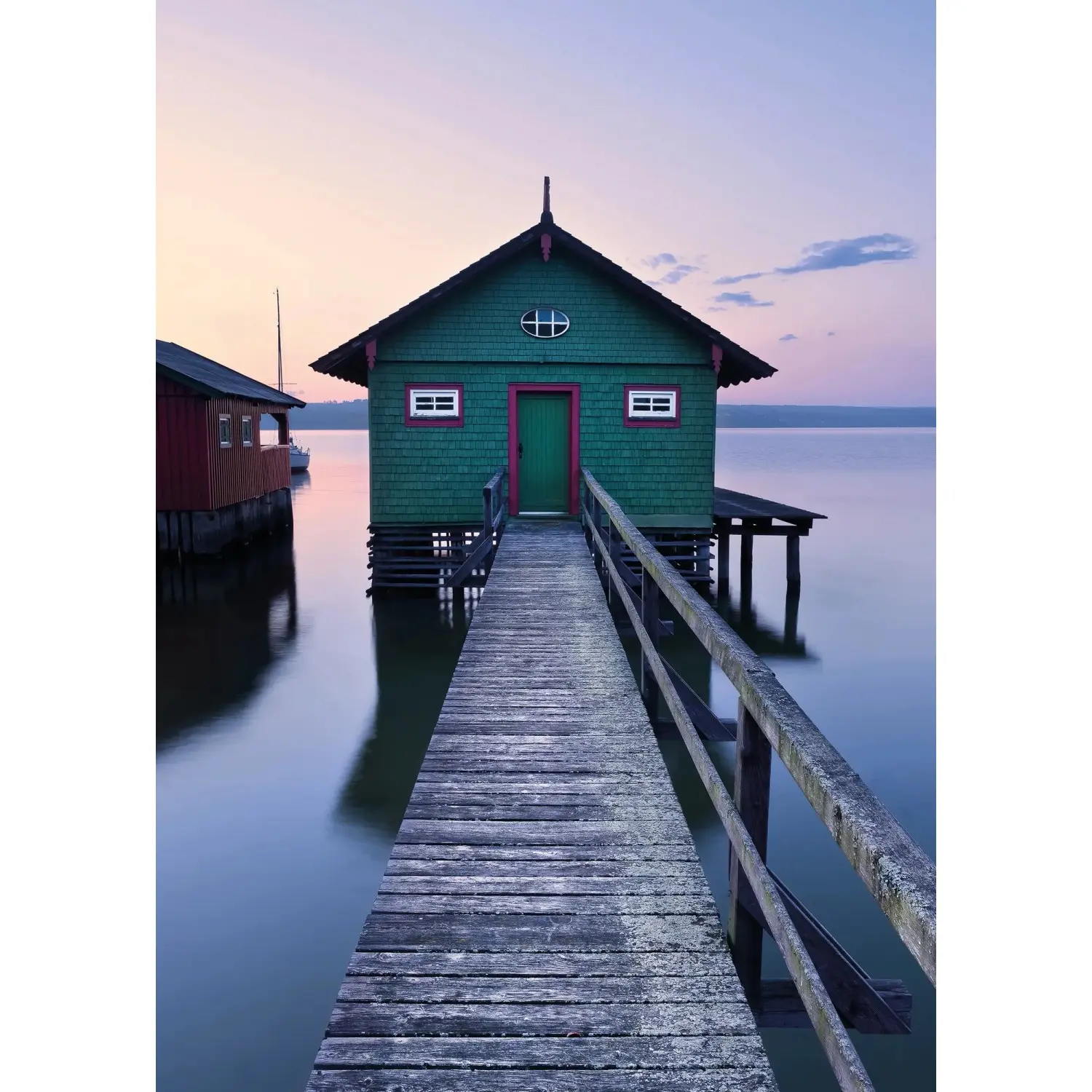 Komar Vliesová fototapeta Das grüne Bootshaus 200 x 280 cm