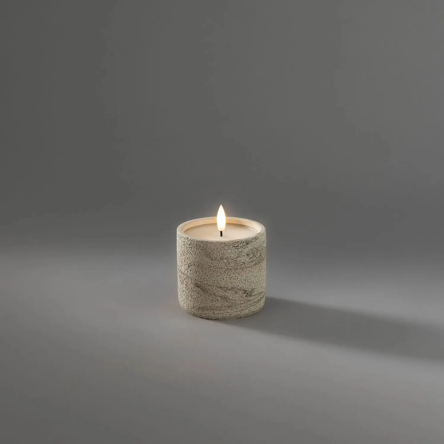 Konstsmide Interiérová LED svíčka s betonovou texturou, béžová, pr. 8,8 x 8 cm