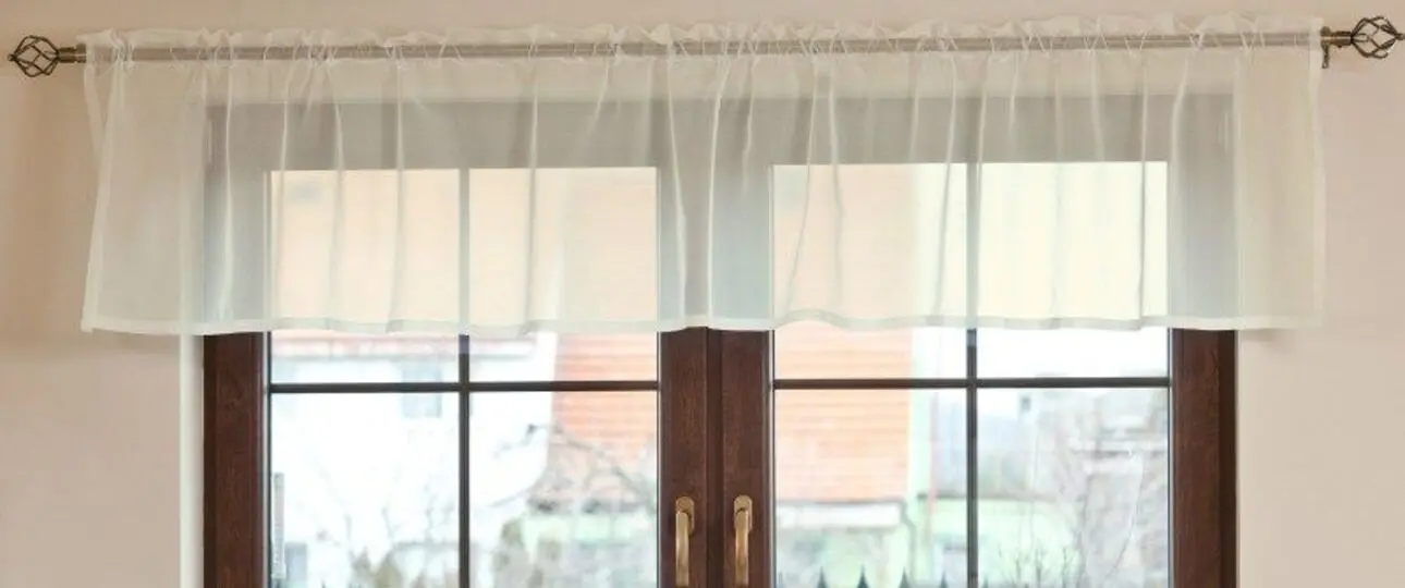 Dekoria Krátká záclonka voálová na metry - výška 50 cm + 2,5 cm volánek, ecru, výška 50 cm + 2,5 cm volánek, Voile - Voál, 900-01