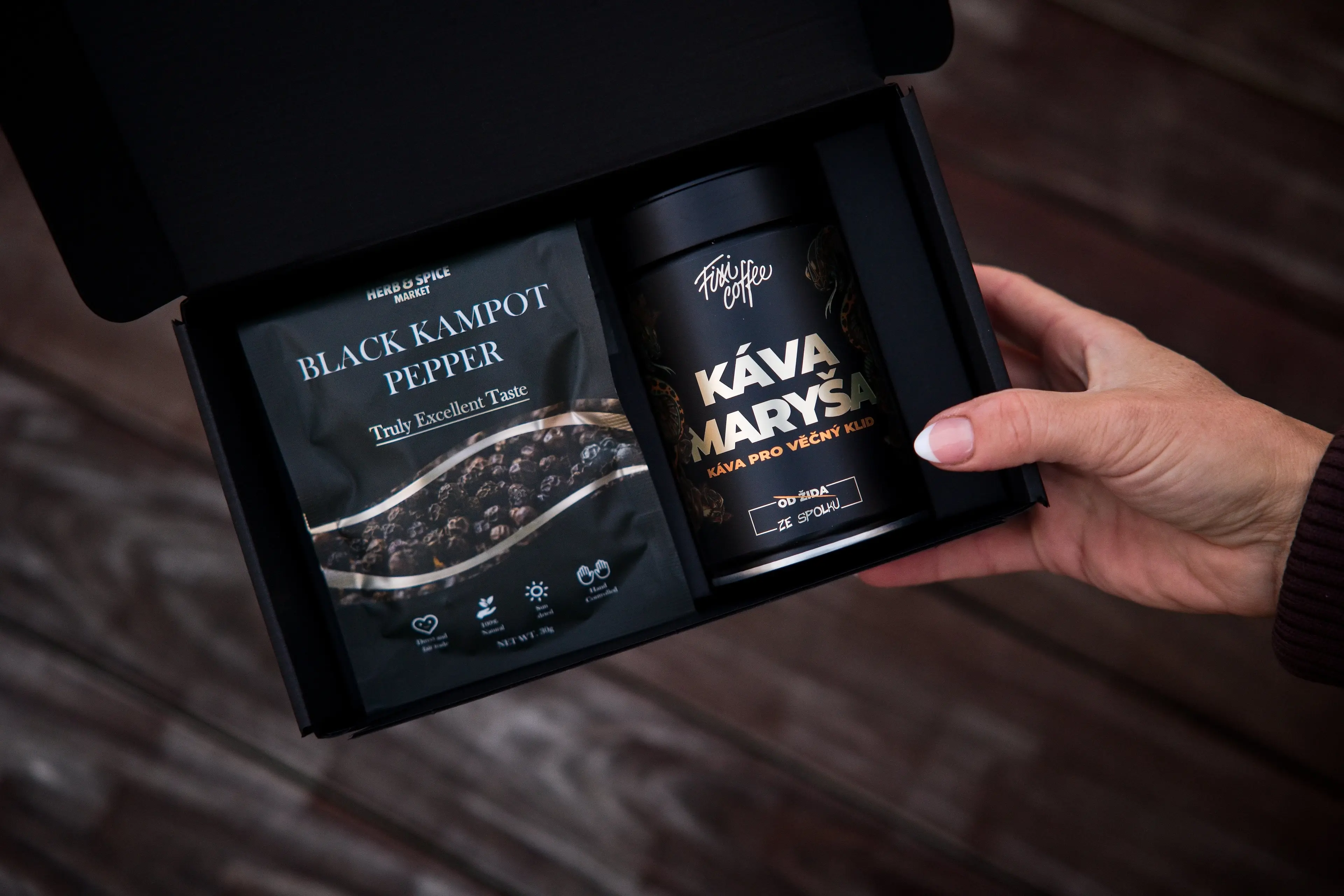 AromaSet: Černý Kampotský Pepř & káva Maryša zrnková káva +  pytlík s kořením / plechová dóza / 150g + 30g