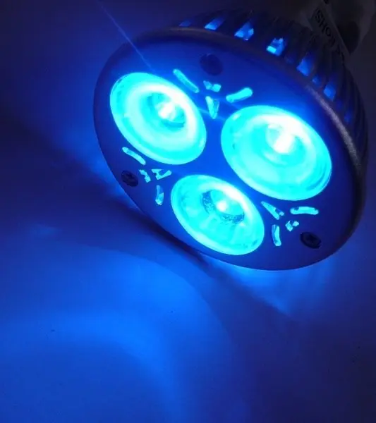 Barevná LED žárovka E27