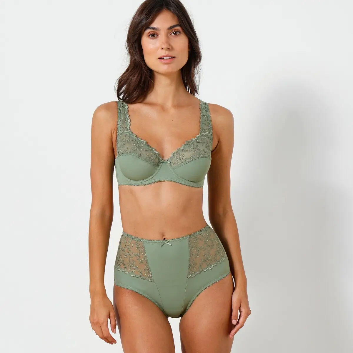 Zmenšující podprsenka Batlow zn. Confidence Lingerie, s kosticemi