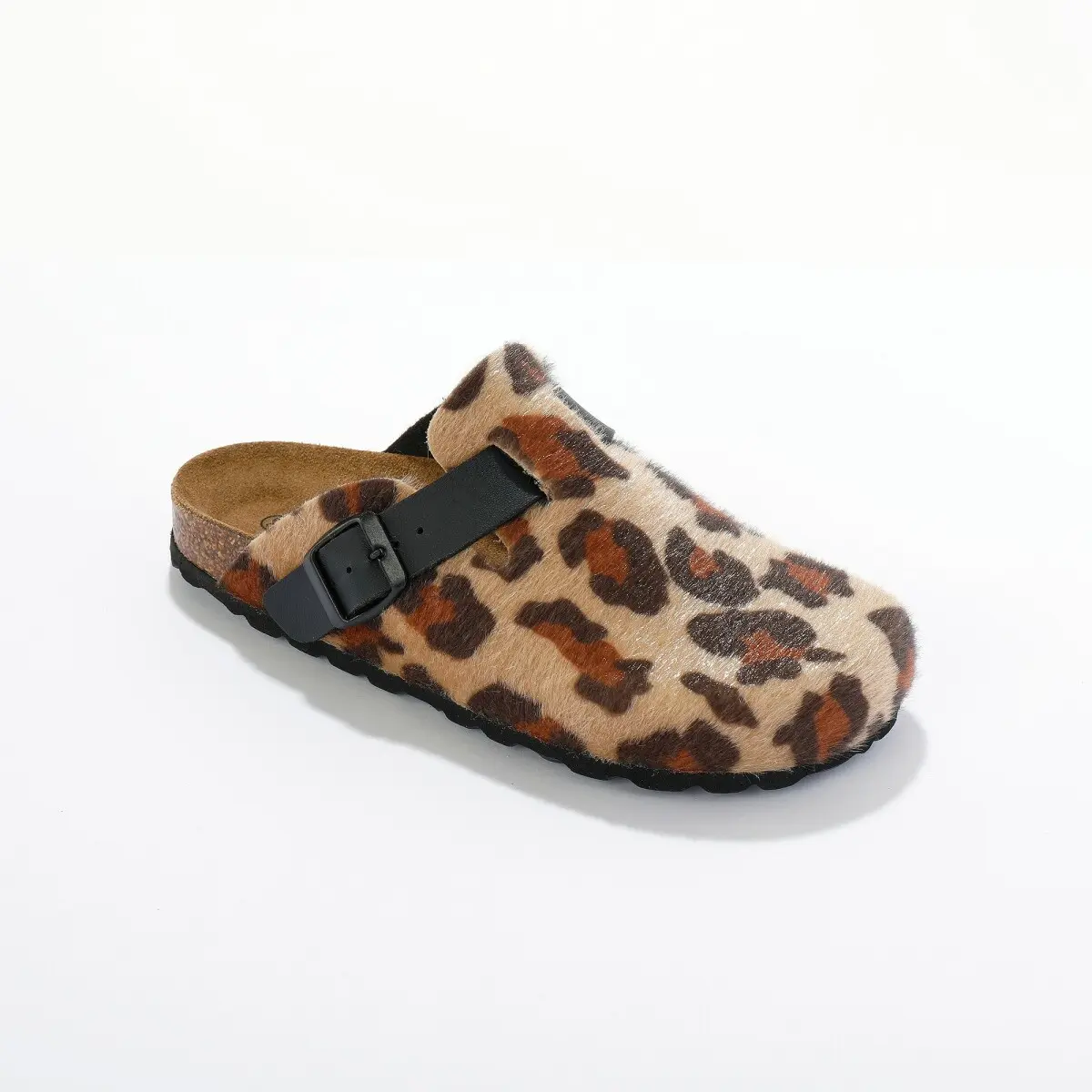 Dřeváky s leopardím vzorem a sponou
