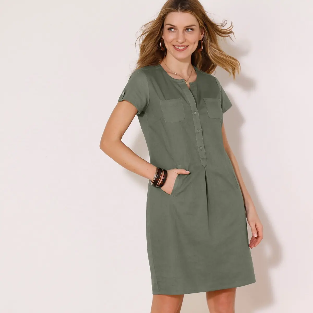 Krátké keprové šaty s knoflíkovou légou khaki