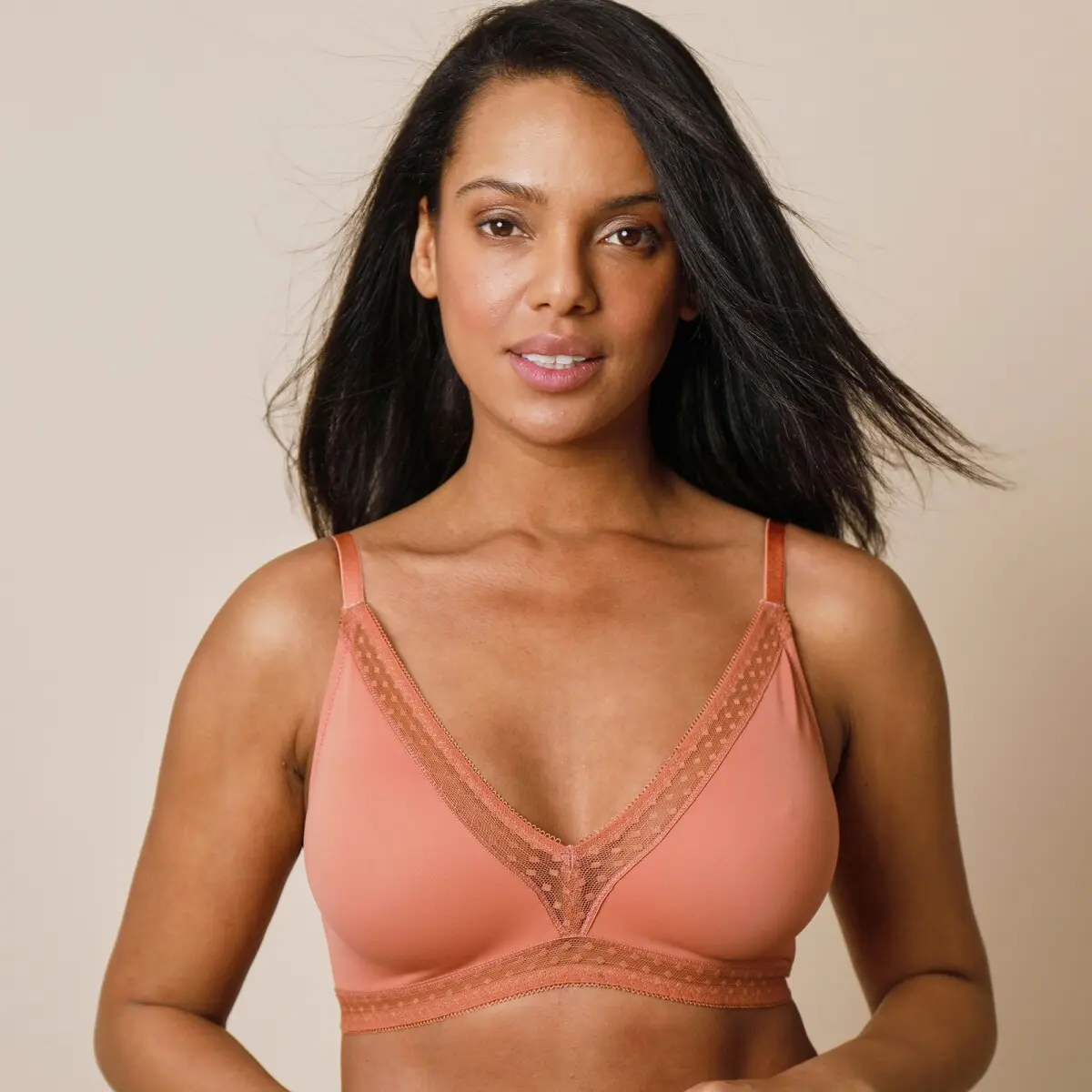 Trojúhelníková podprsenka Paia zn. Confidence Lingerie z mikrovlákna a vyšívaného tylu, s tvarovanými košíčky, bez kostic oříšková