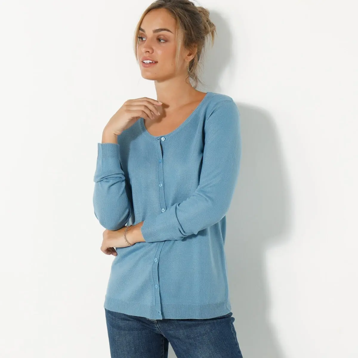 Jednobarevný svetr na knoflíky