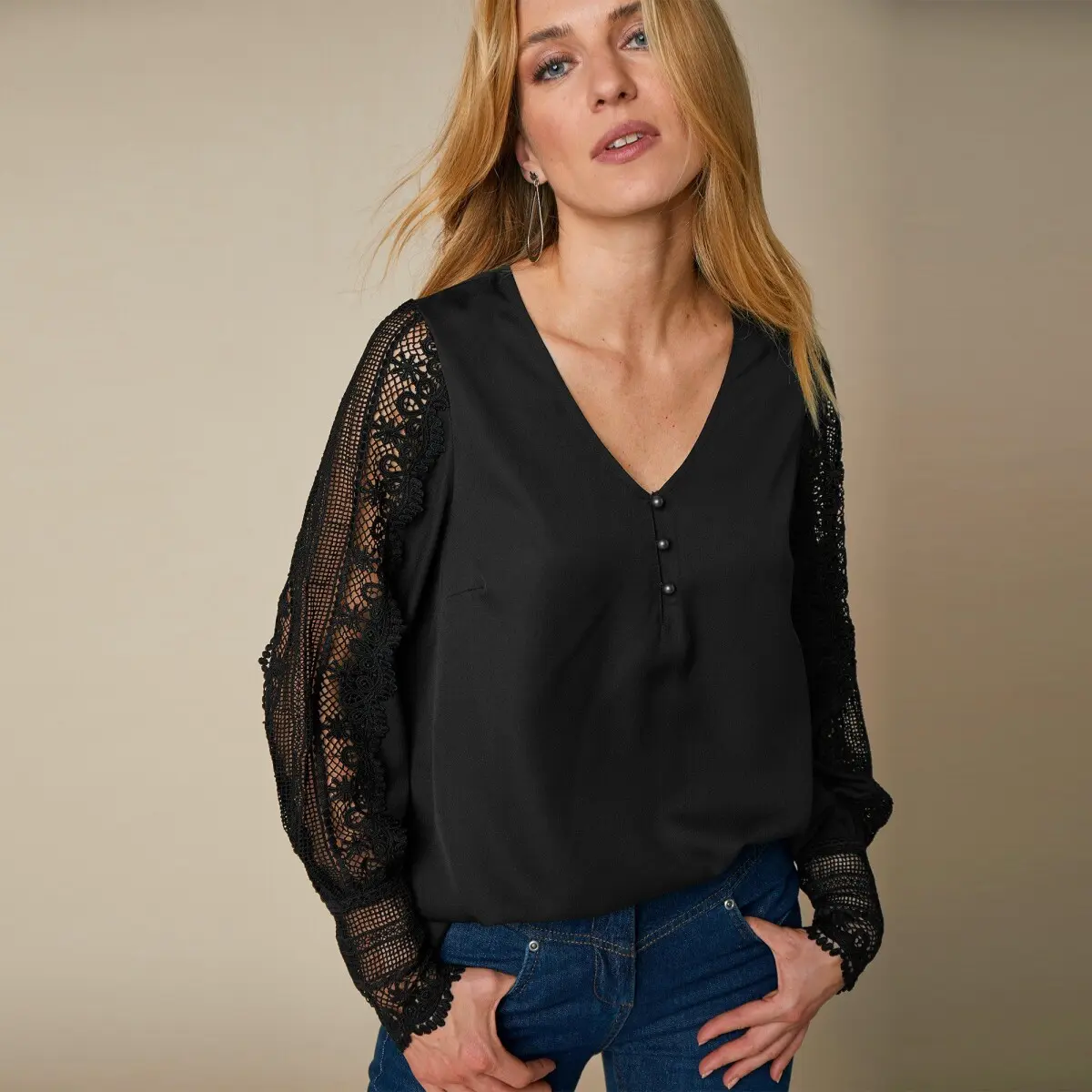 Krepová halenka s macramé rukávy a výstřihem do V