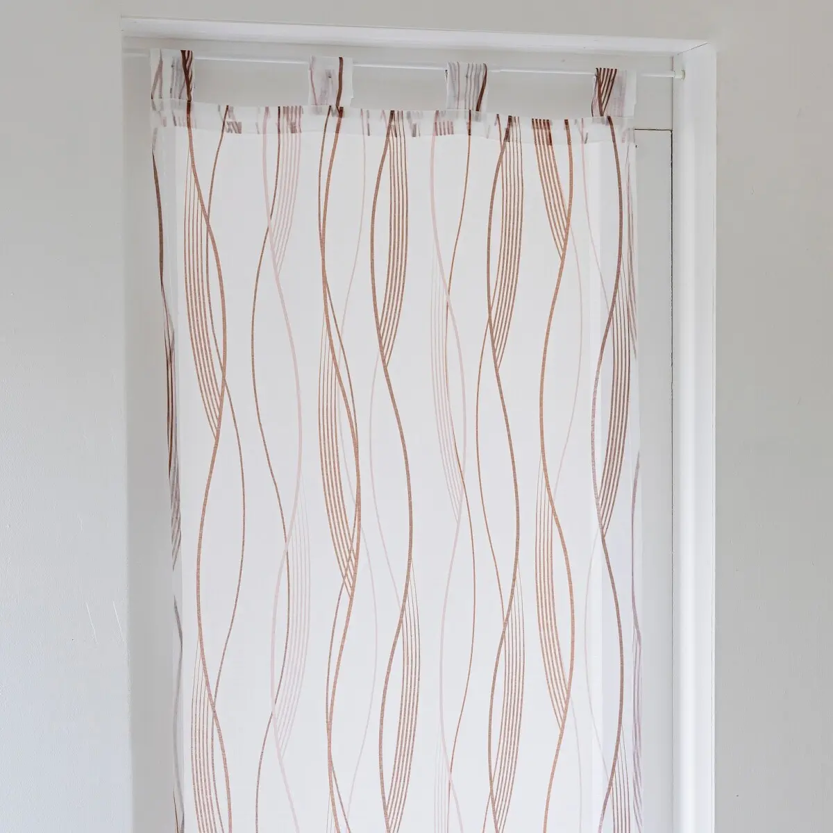 Voálová rovná záclonka s motivem vlnek, zakončení poutky terakota 45x120 cm