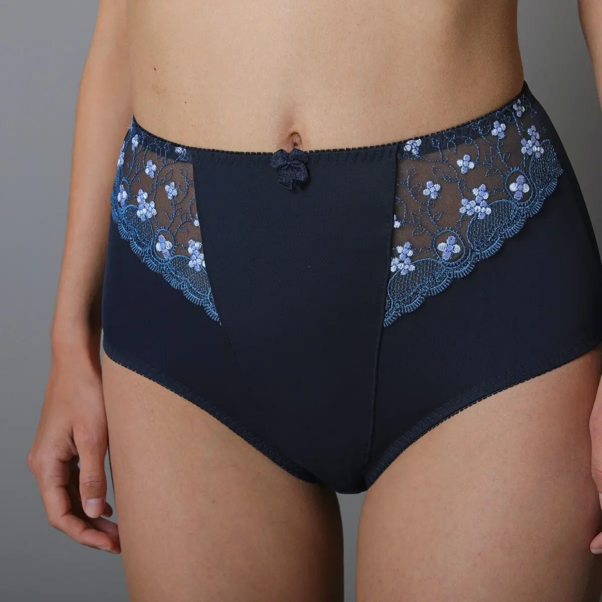 Stahující kalhotky Caminata zn. Confidence Lingerie® z mikrovlákna a vyšívaného tylu nám.modrá