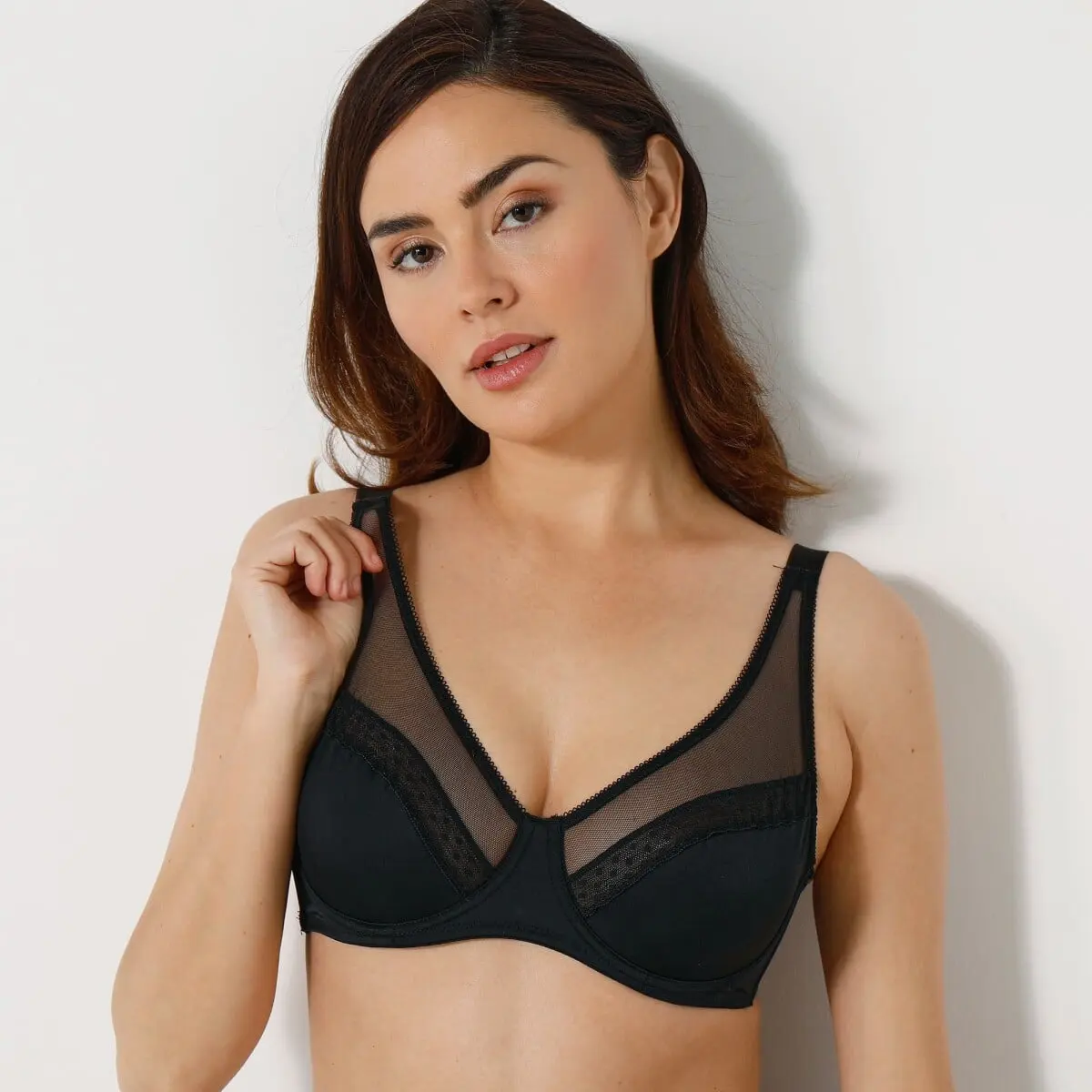Zmenšující podprsenka Paia zn. Confidence Lingerie® z mikrovlákna a vyšívaného tylu, s kosticemi černá