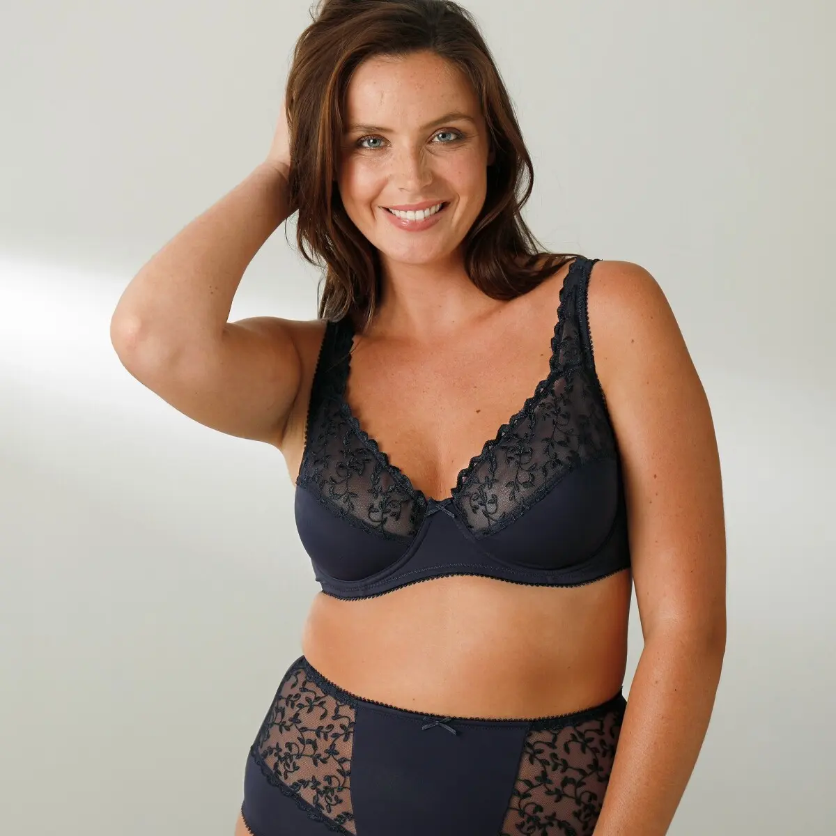 Zmenšující podprsenka Batlow zn. Confidence Lingerie®, s kosticemi