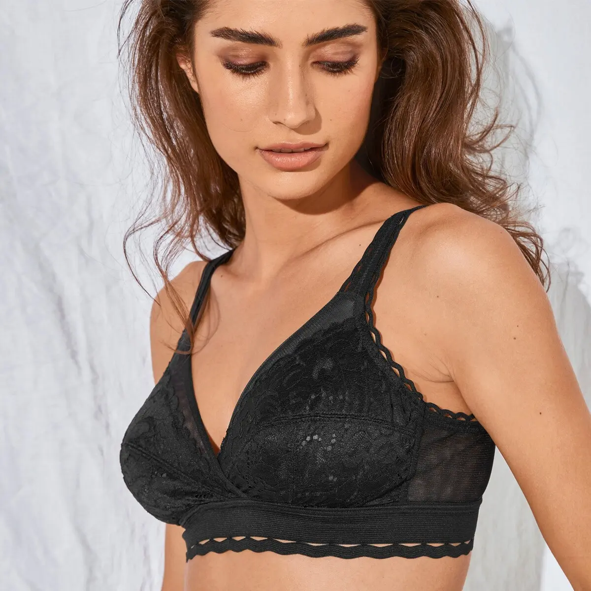 Polovyztužená podprsenka Coeur Croisé Féminin Playtex® z recyklované krajky, bez kostic černá