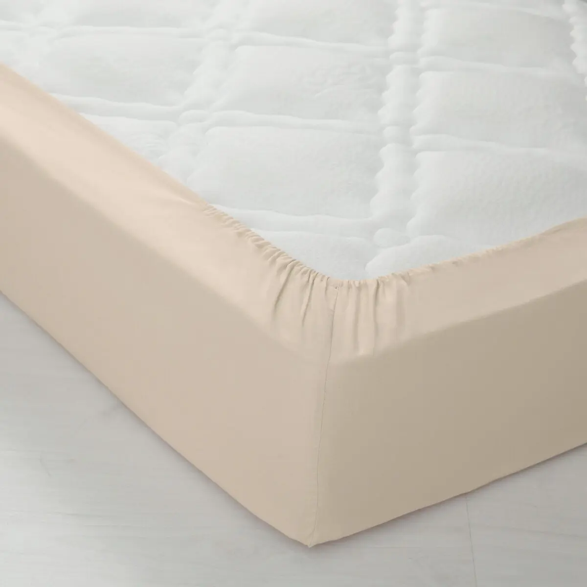Napínací jednobarevné prostěradlo, hloubka rohů 26 cm písková