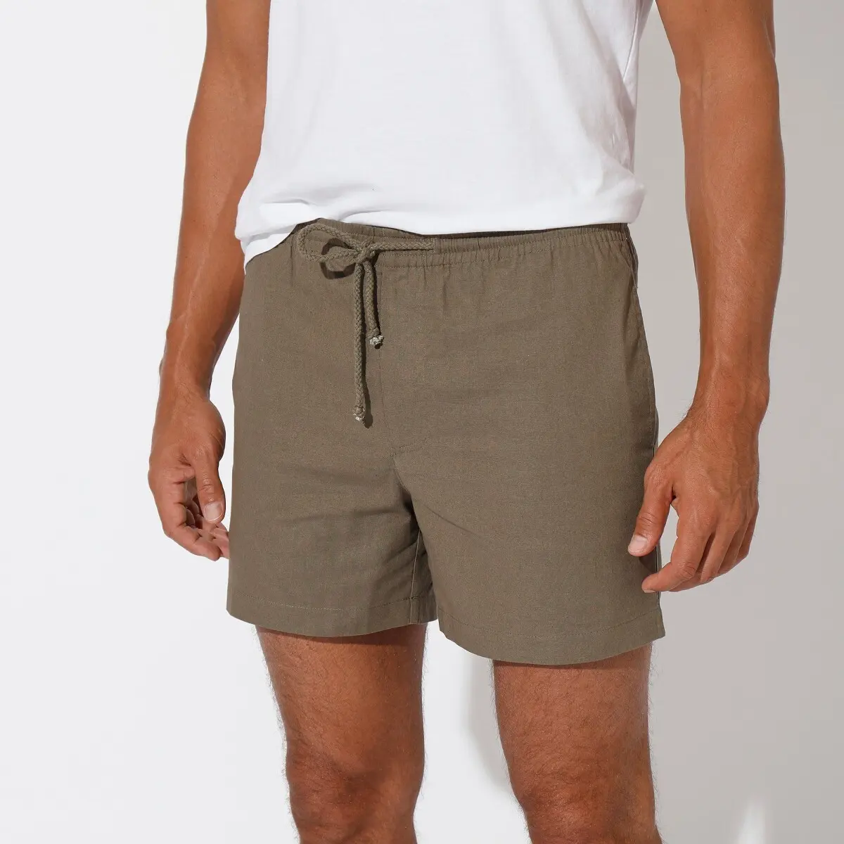 Pohodlné plátěné šortky khaki