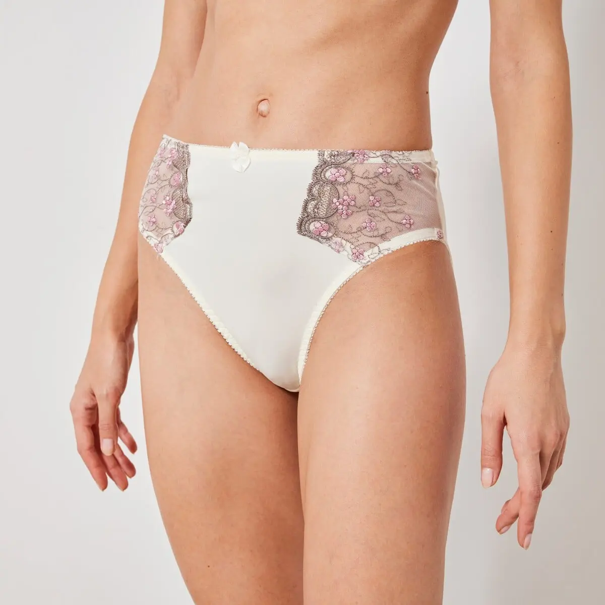 Klasické kalhotky Caminata zn. Confidence Lingerie® z mikrovlákna a vyšívaného tylu