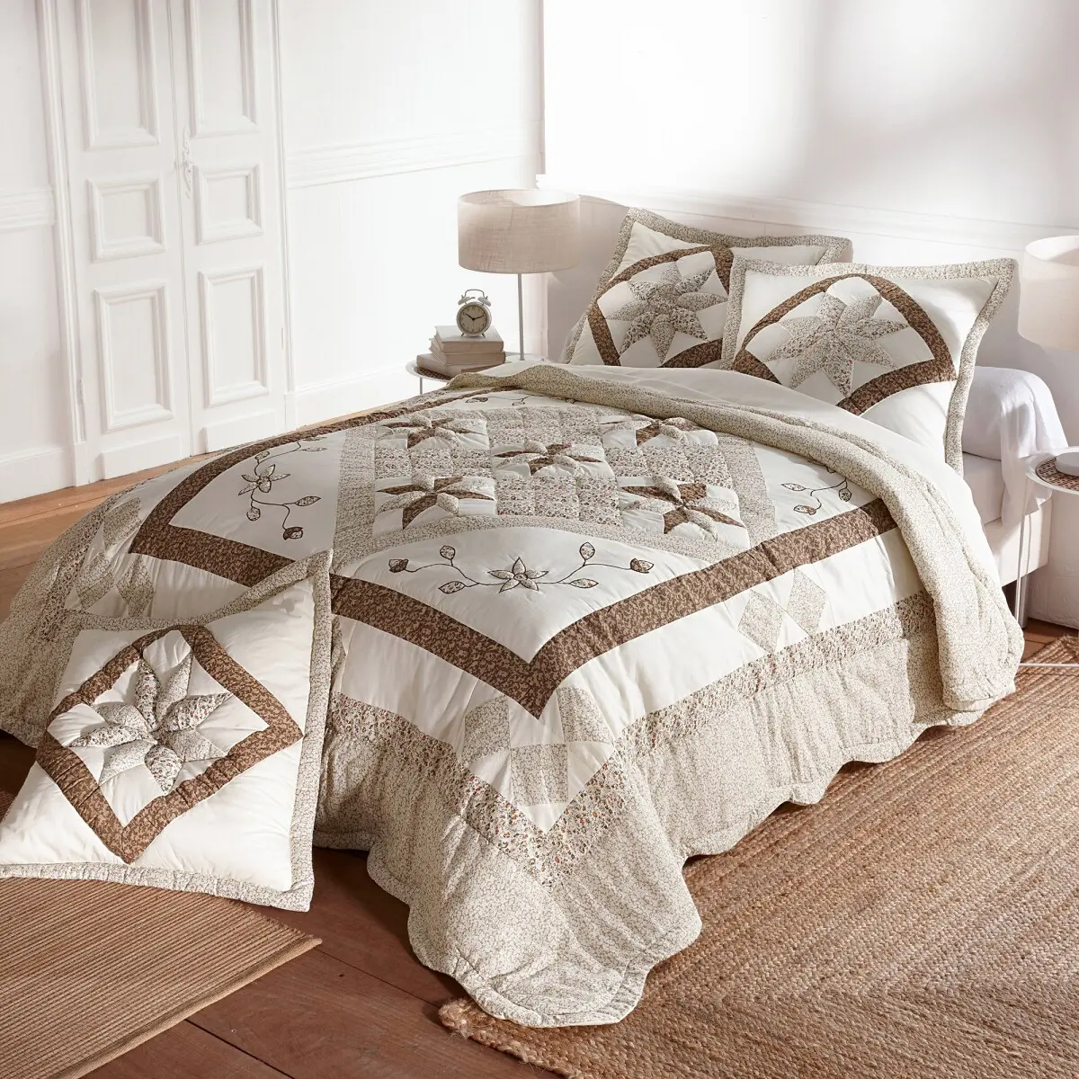 Přehoz na postel patchwork s potiskem květin hnědošedá přehoz 150x150 cm