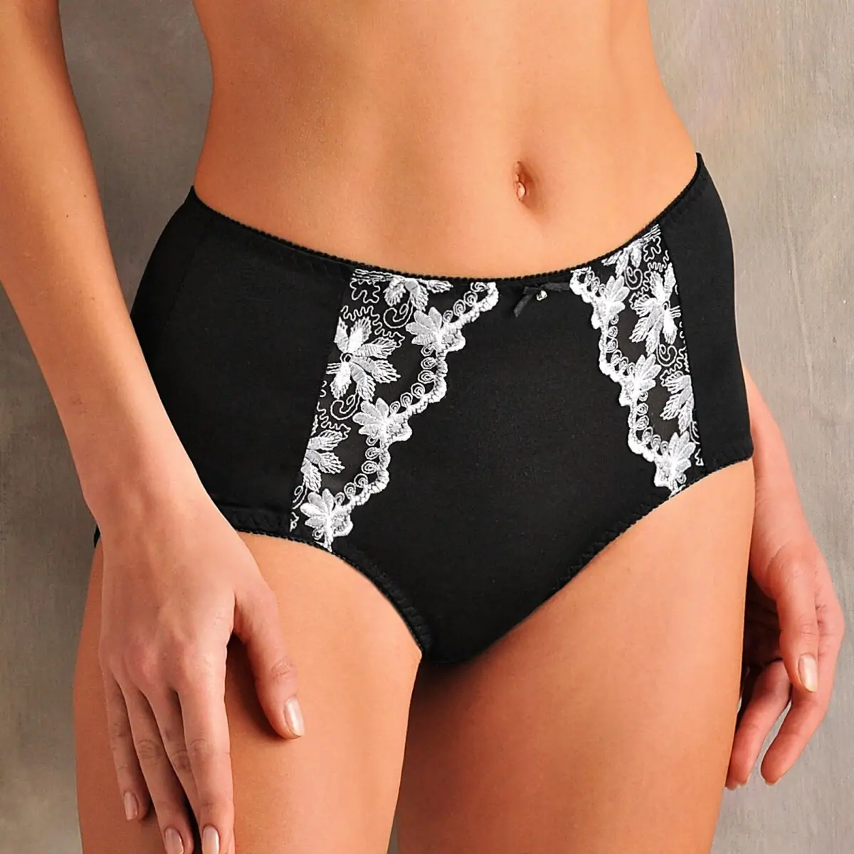 Stahující kalhotky Calenca zn. Confidence Lingerie®, s vyšívanou krajkou a efektem plochého břicha černá