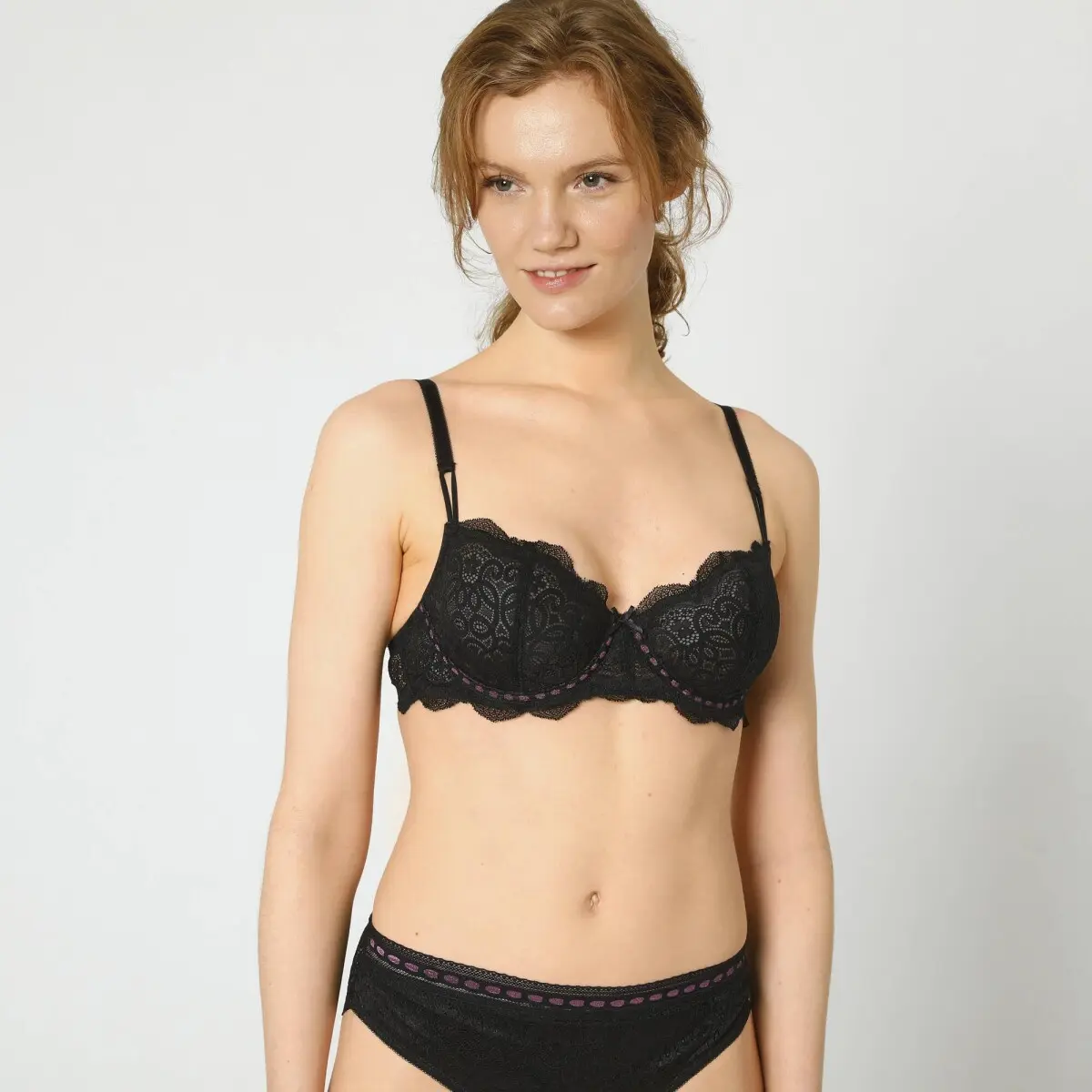 Vyztužená podprsenka ze strečové krajky Ambato Confidence Lingerie, s kosticemi