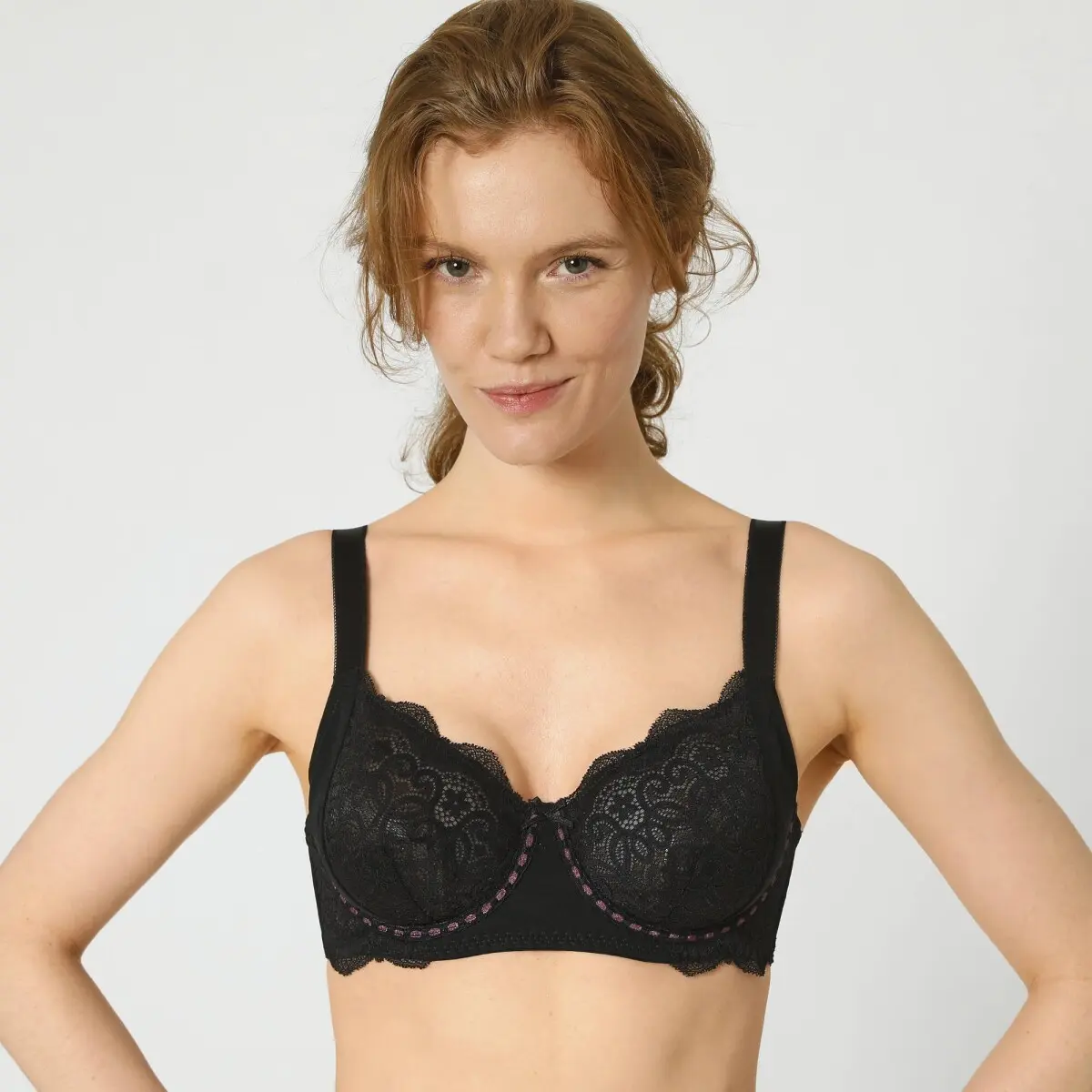Zmenšující podprsenka z krajky a mikrovlákna Ambato Confidence Lingerie, s kosticemi černá