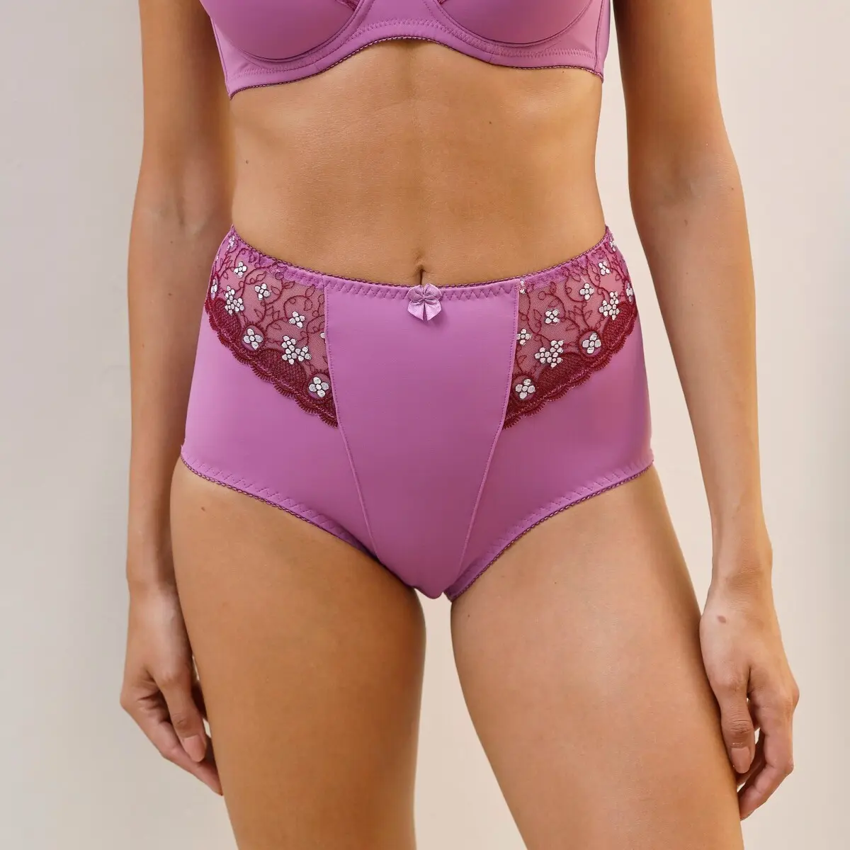 Stahující kalhotky Caminata zn. Confidence Lingerie® z mikrovlákna a vyšívaného tylu purpurová