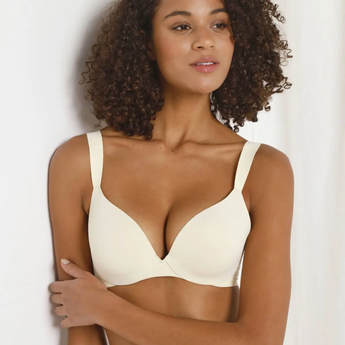 Diskrétní podprsenka Body Make-up illusion od Triumph, s pružnými kosticemi žlutá