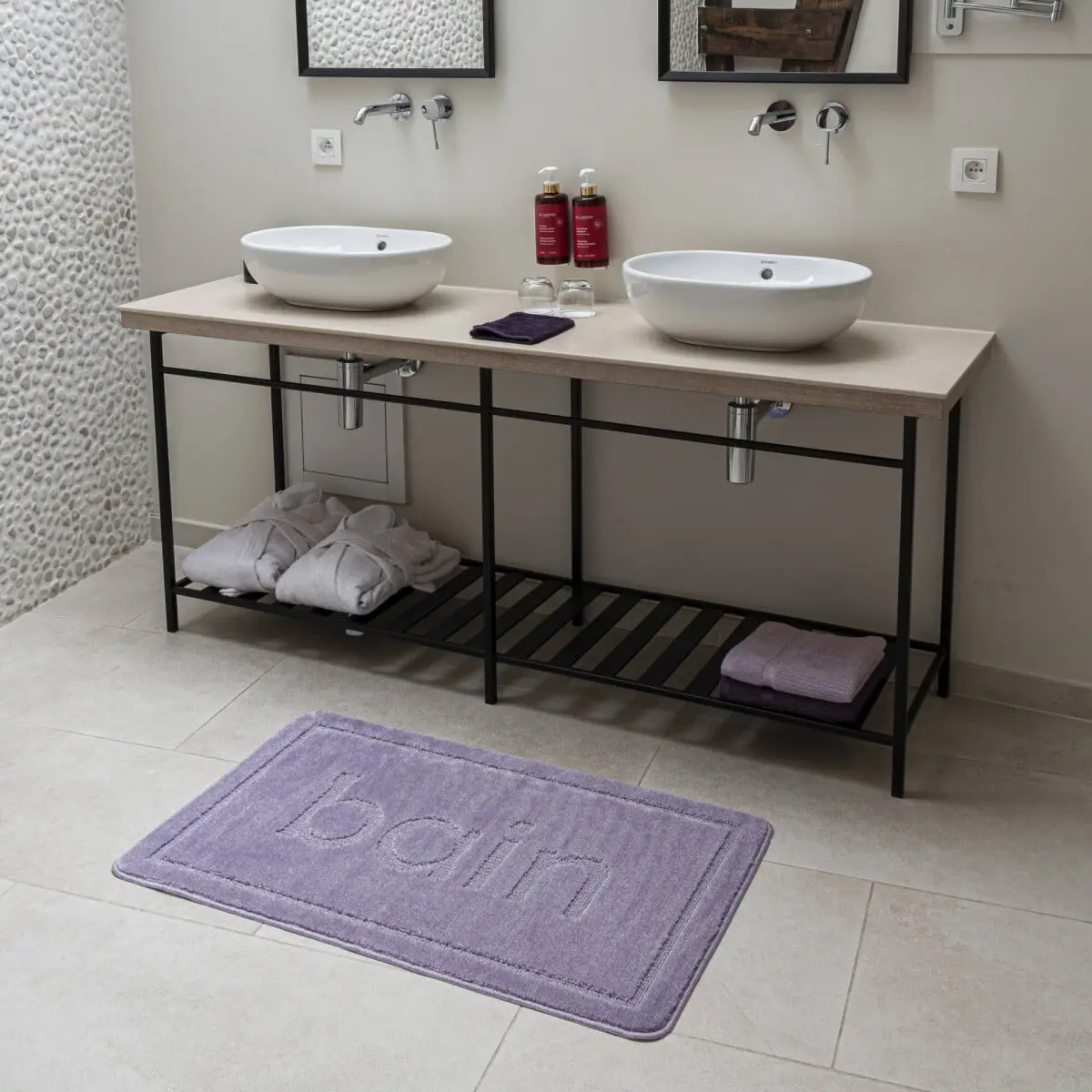 Koupelnová předložka s nápisem bain šeříková 60x100 cm