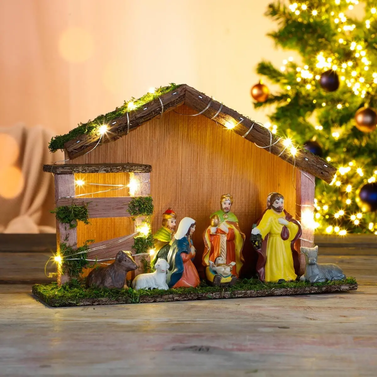 Haushalt International LED Dřevěný betlém s porcelánovými figurkami