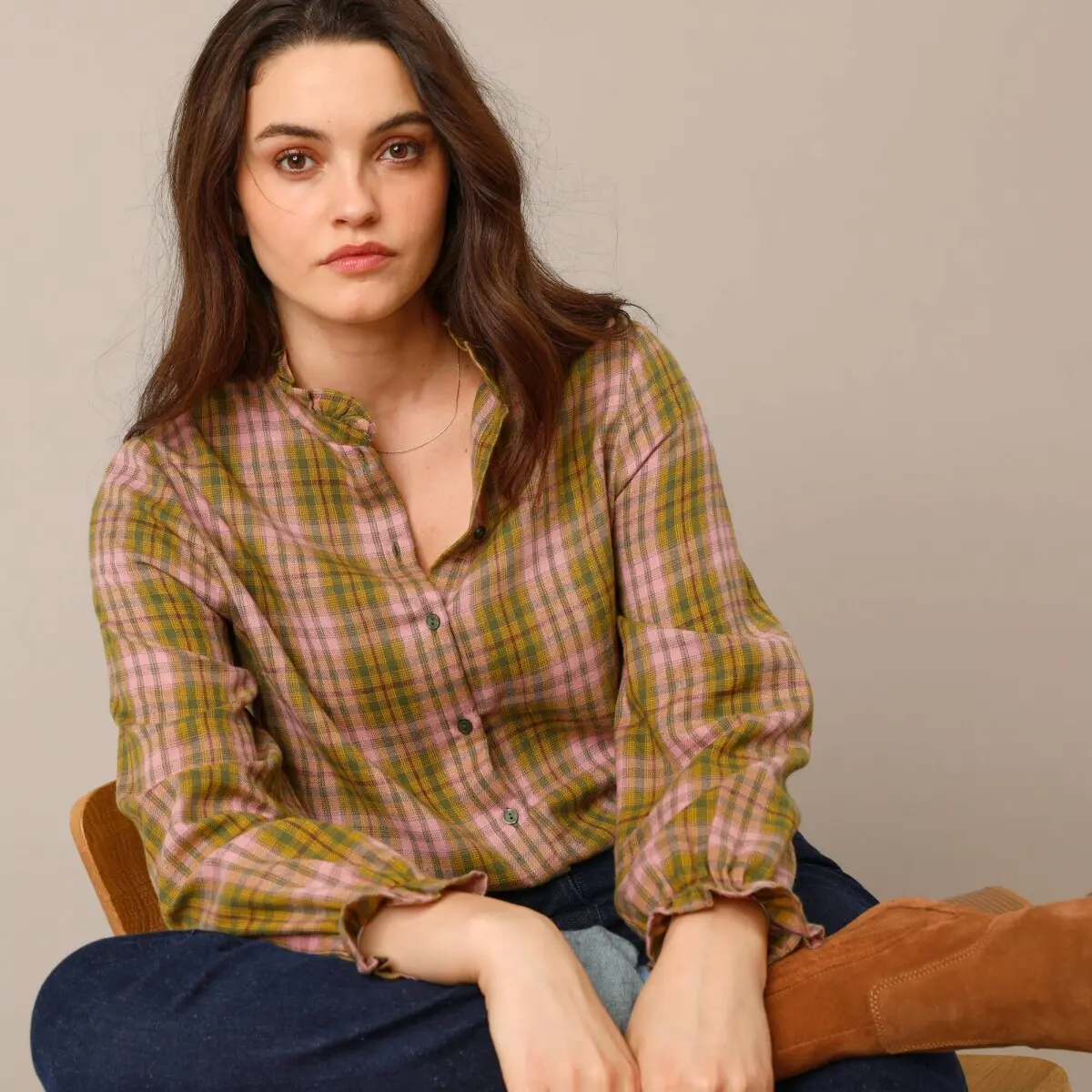 Kostkovaná propínací halenka s volánky, z flanelu khaki/růžová