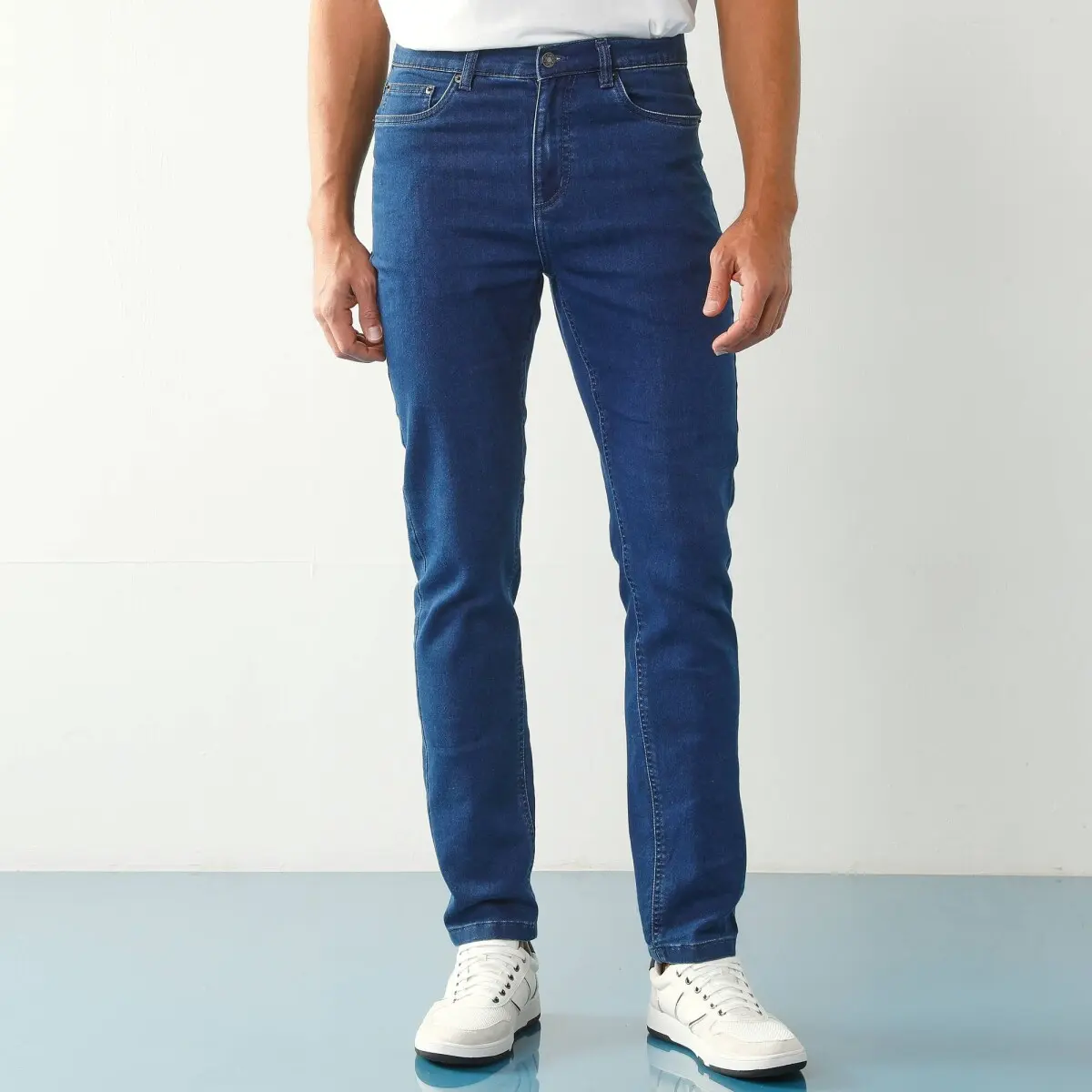 Rovné džíny s 5 kapsami ze strečového denimu, pro střední výšku postavy modrá