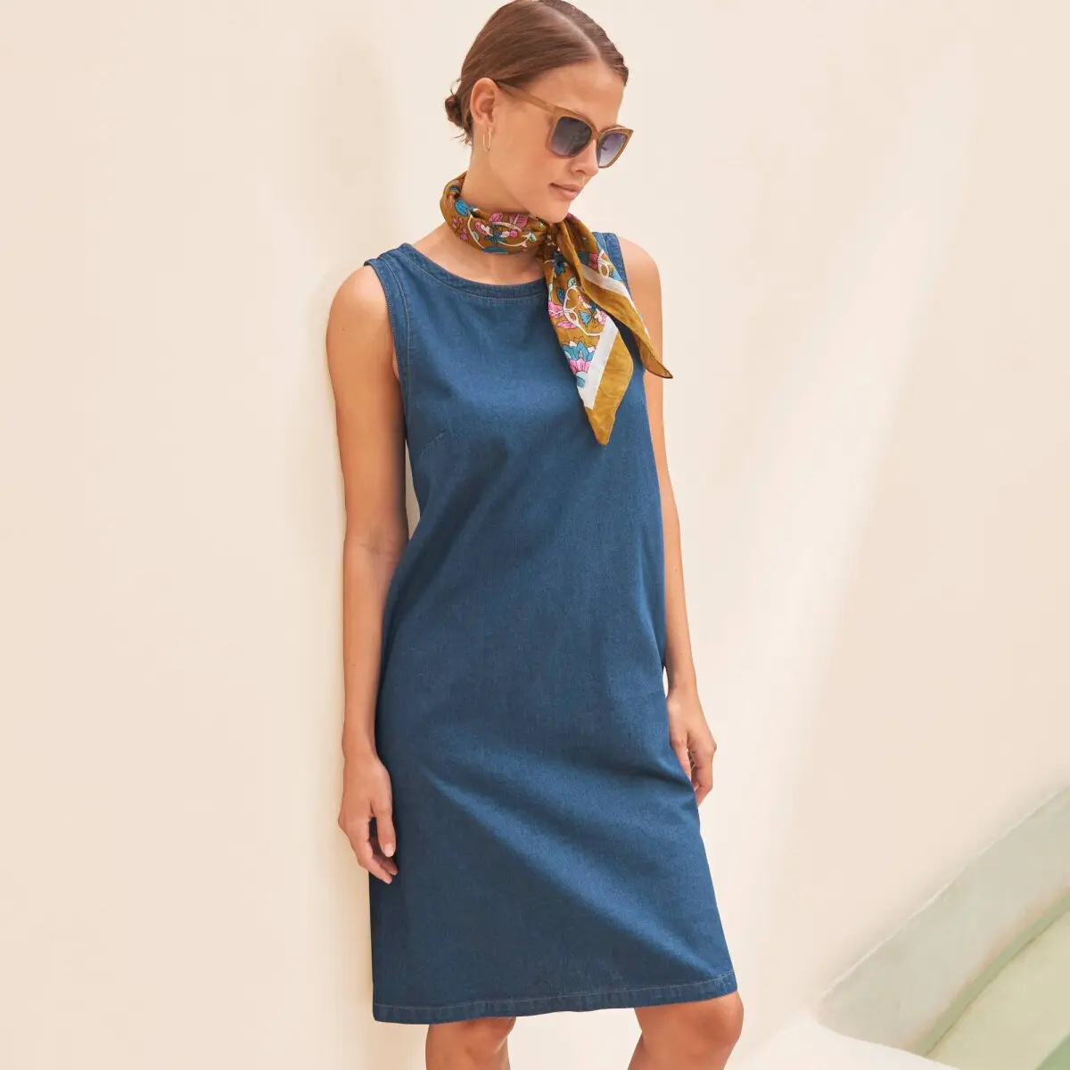 Krátké džínové šaty bez rukávů modrá