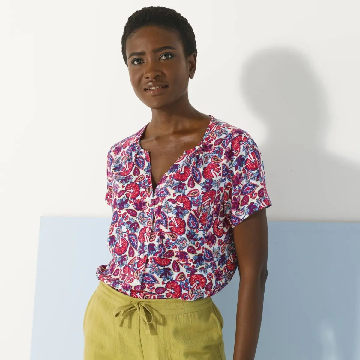 Halenka s krátkými rukávy, s potiskem rostlin
