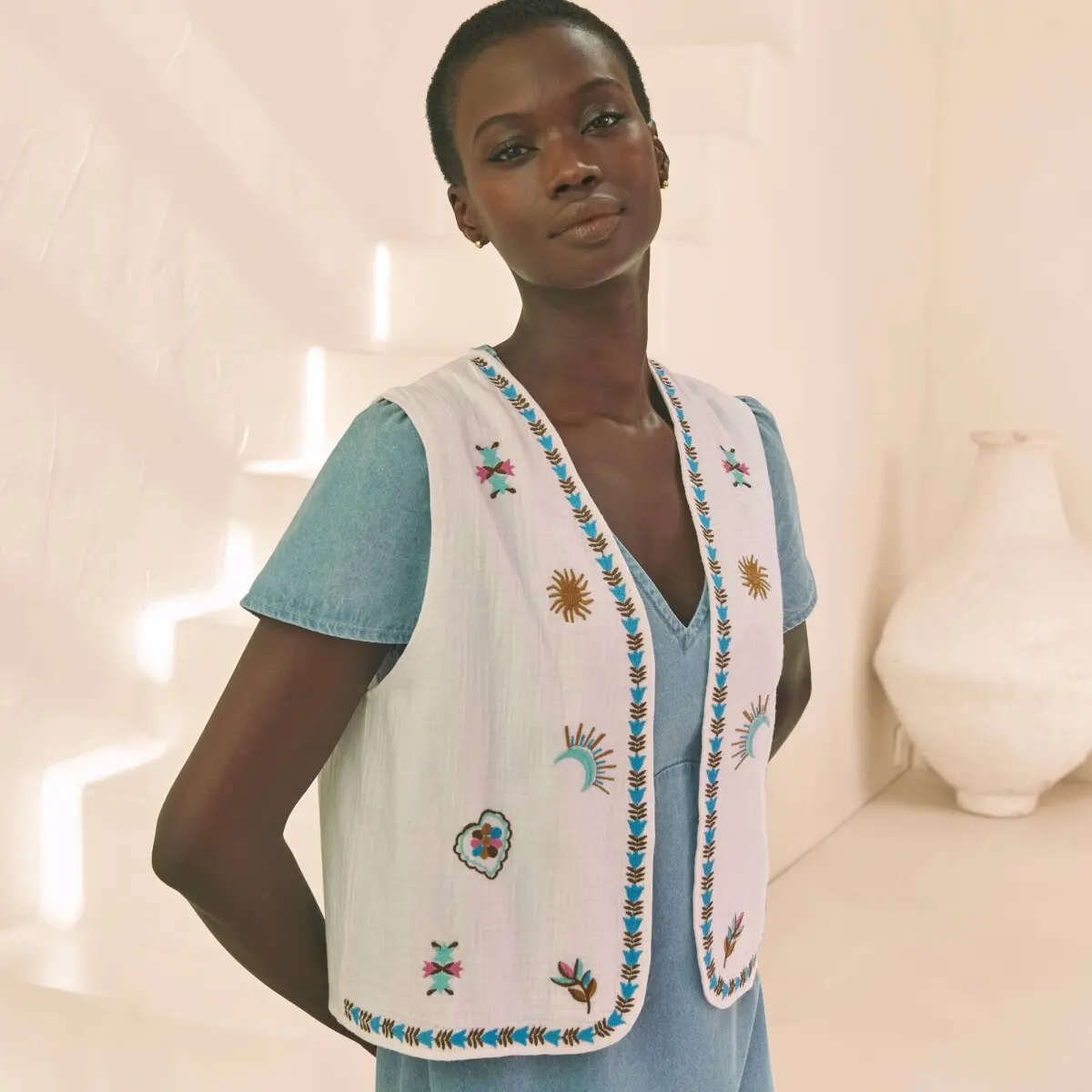 Vesta s výšivkou režná/modrá