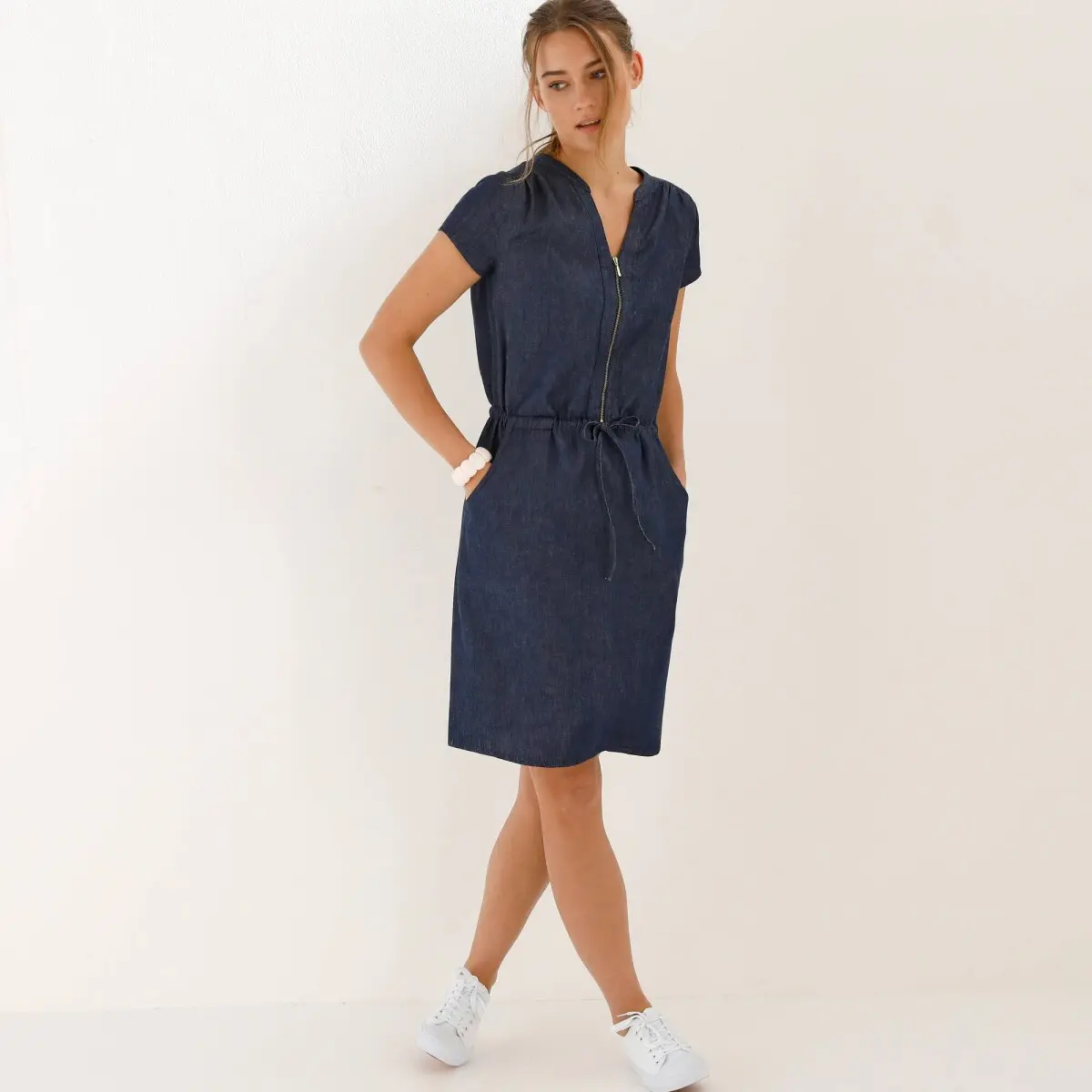 Krátké šaty s výstřihem na zip a šňůrkou v pase, z lehkého denimu tmavě modrá