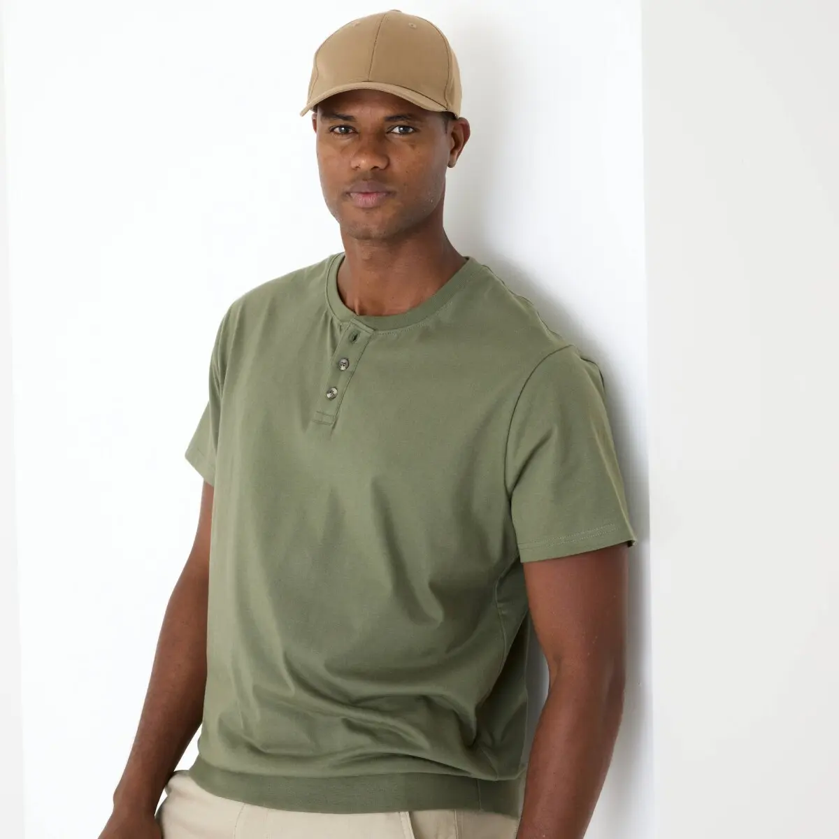 Tričko Henley s výstřihem na knoflíčky a krátkými rukávy, z bio bavlny khaki