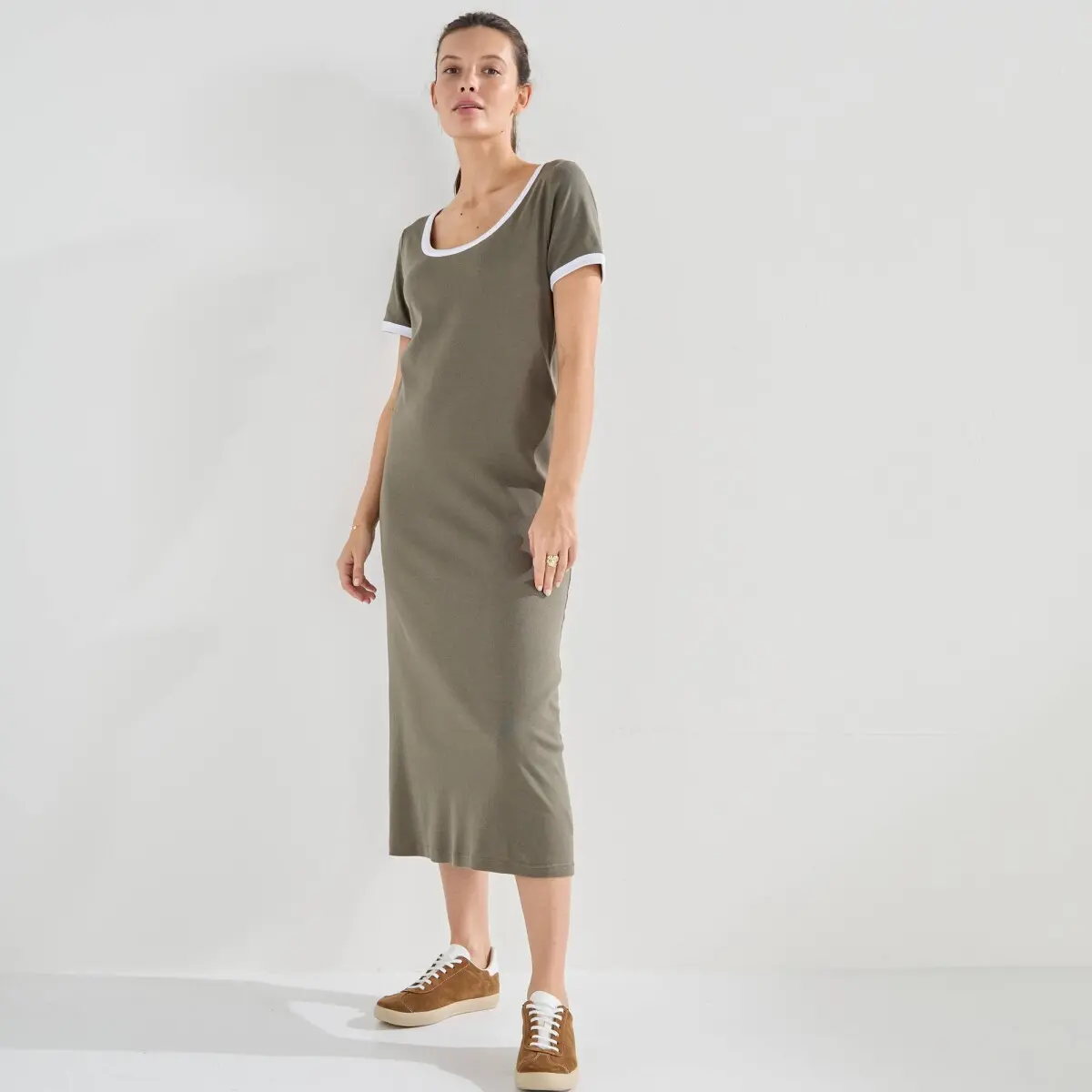 Midi jednobarevné žerzejové šaty s kontrastními lemy khaki/bílá