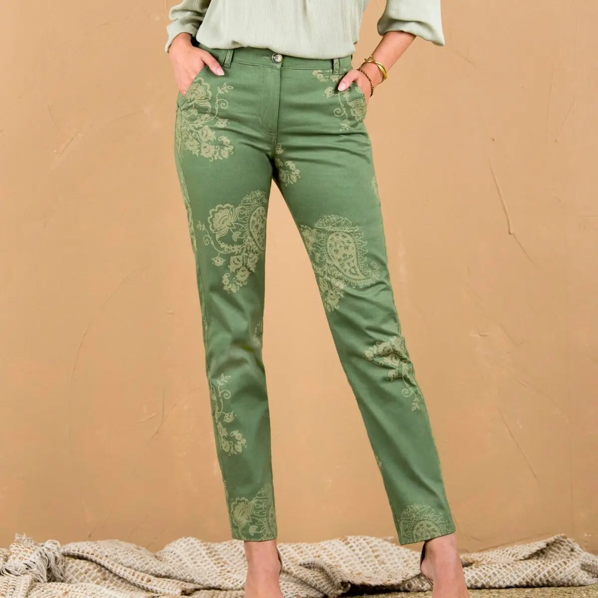 Chino kalhoty s paisley potiskem bronzová