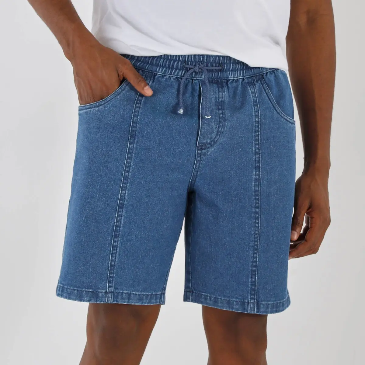 Šortky s pružným pasem, z lehkého denimu.