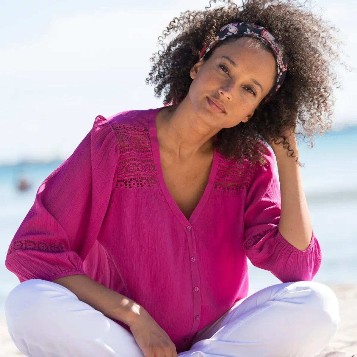 Halenka s výstřihem do V a macramé purpurová