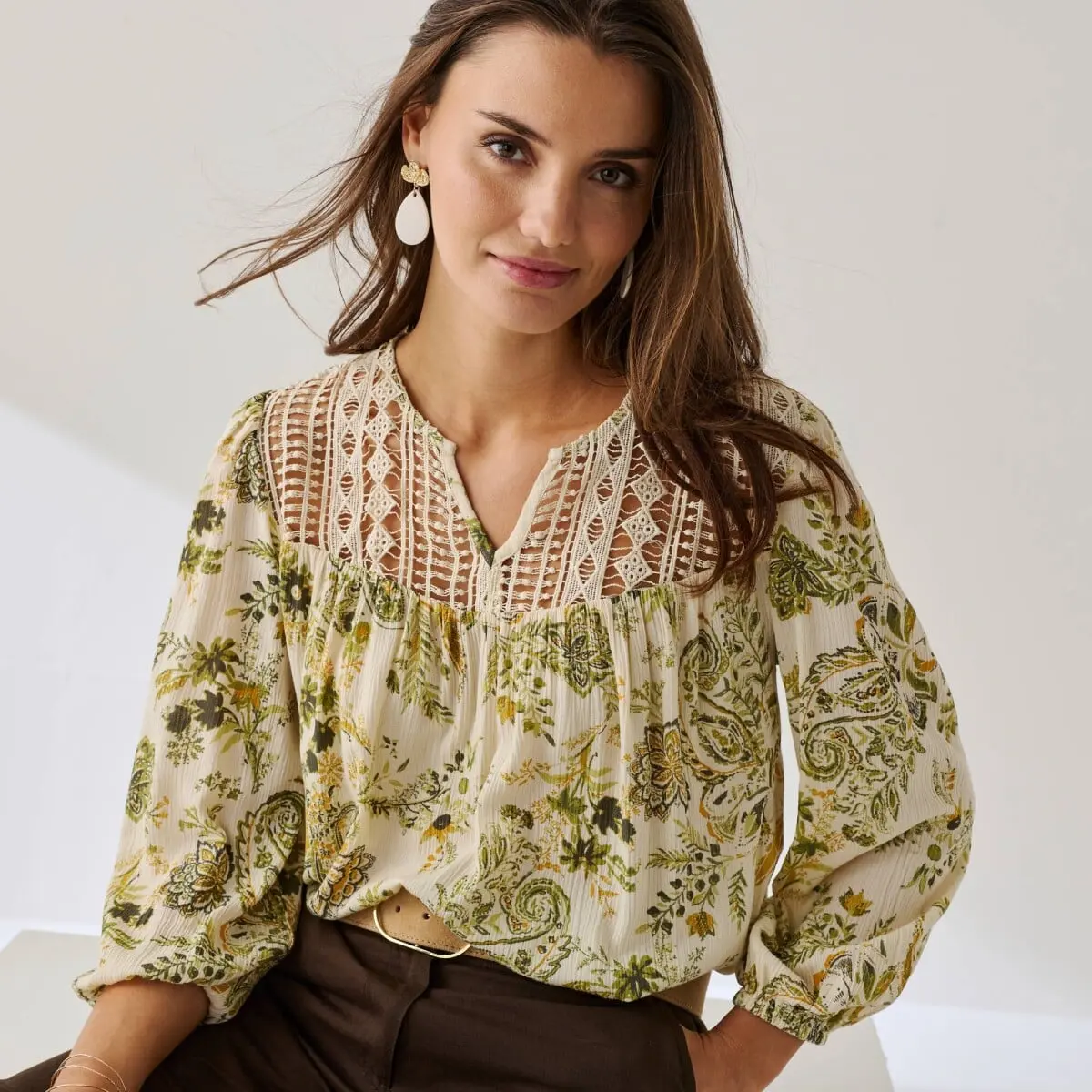 Kreponová halenka s macramé a 3/4 rukávy, s potiskem režná/khaki