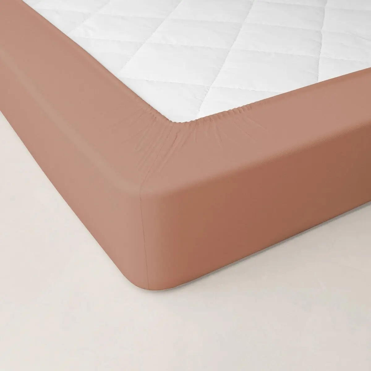Jednobarevné perkálové napínací prostěradlo, hloubka rohů 40 cm pralinková
