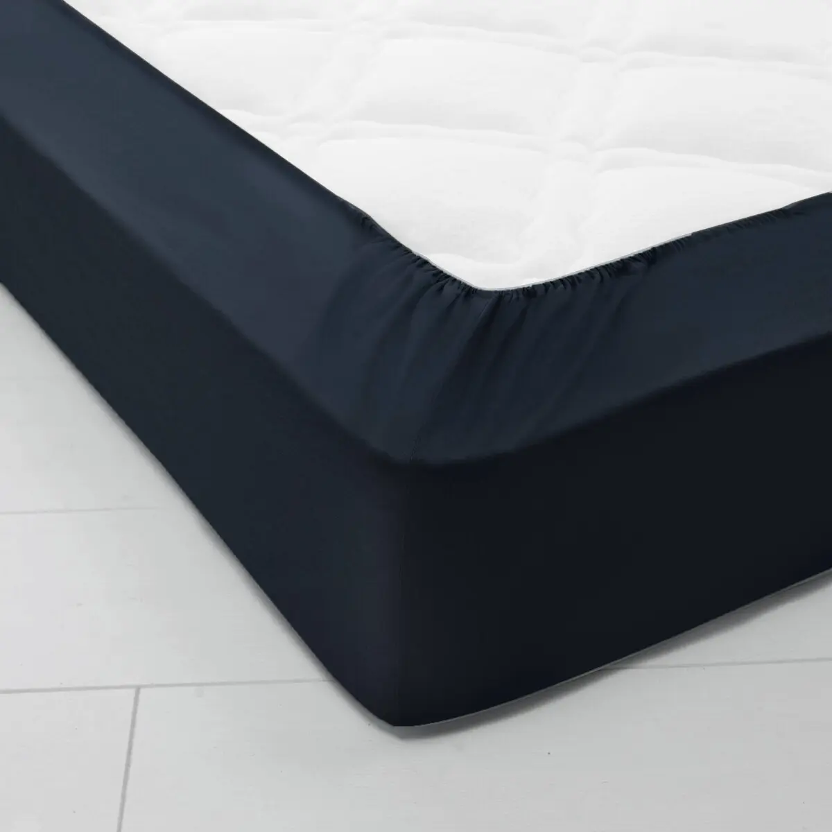 Jednobarevné napínací prostěradlo zn. Colombine® s hloubkou rohů 32 cm, z bavlny inkoustová