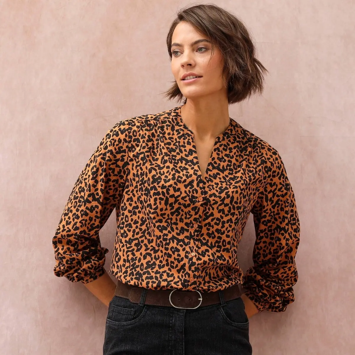 Propínací halenka s mao límečkem, potisk leopard karamelová/černá