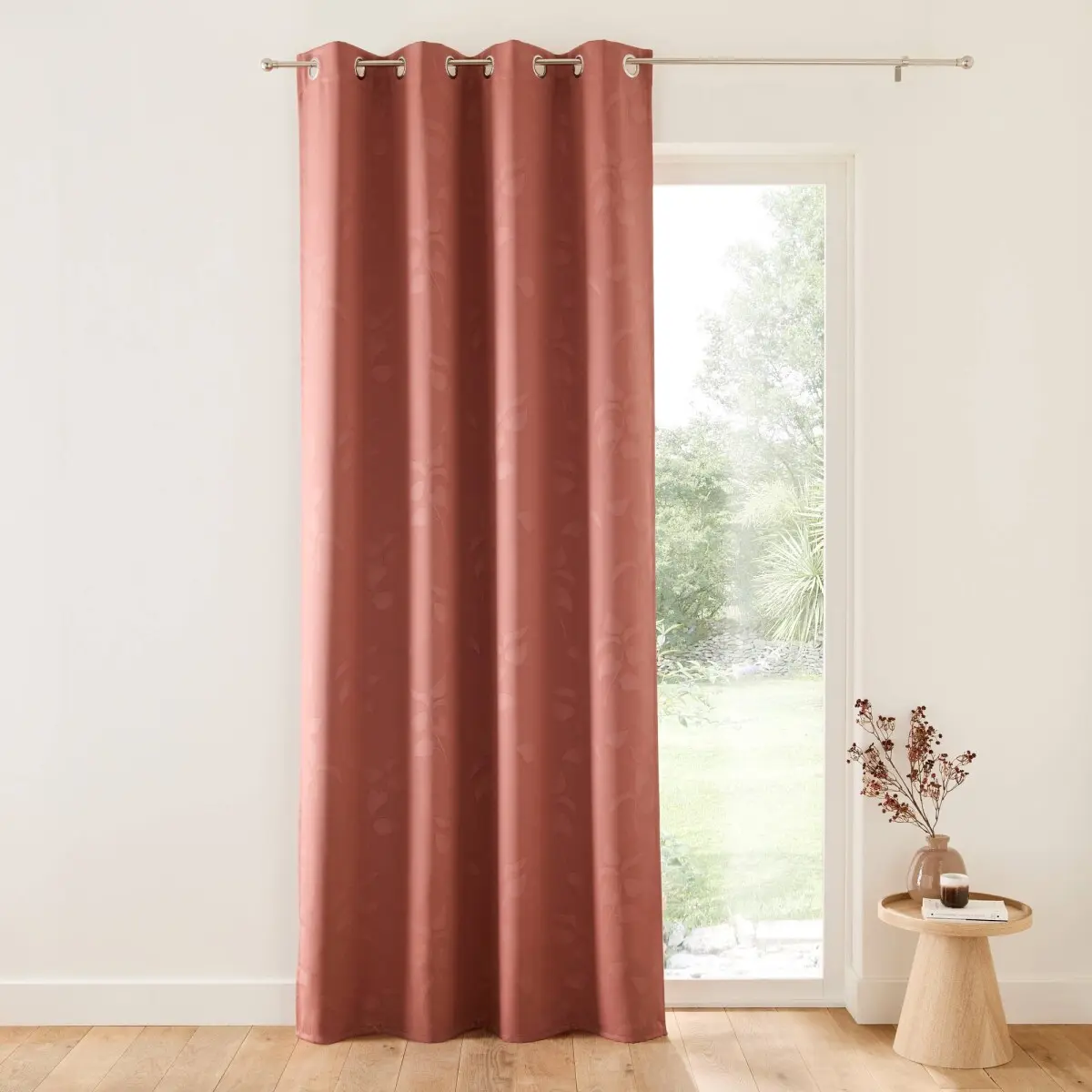 Zatemňovací závěs s damaškovým motivem rostlin, zakončení očky